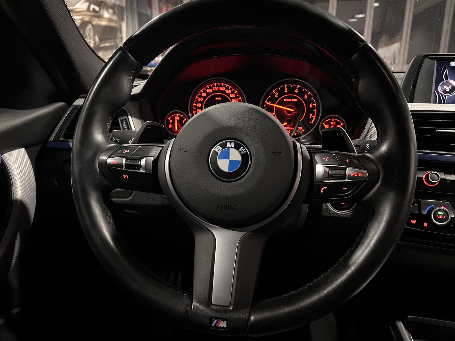 BMW 330i xDrive Touring M Sport Steptronic-image-17