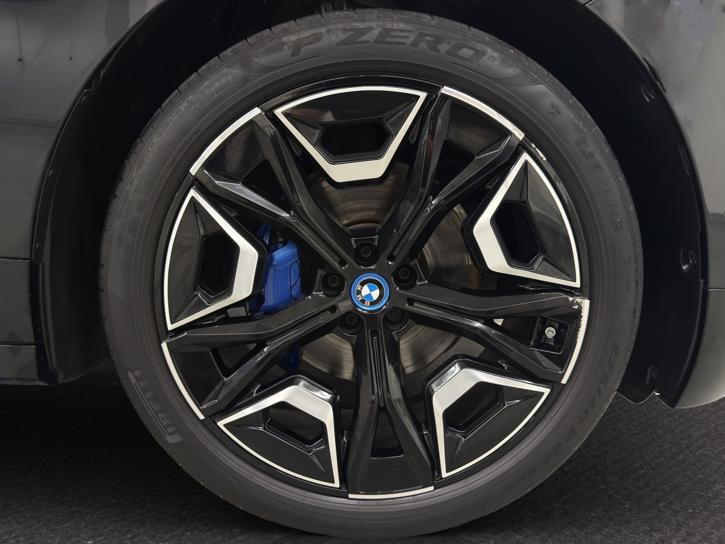 BMW iX xDrive40 SPORT-image-11