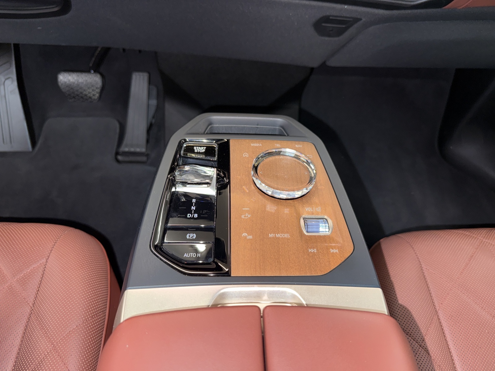 BMW iX xDrive40 SPORT-image-16