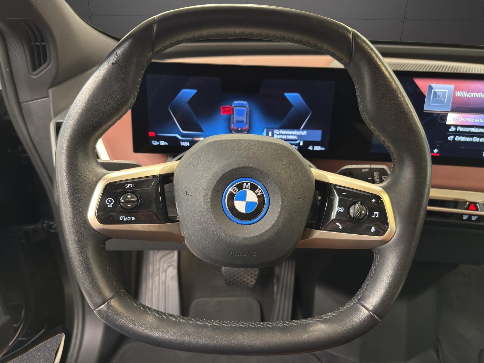 BMW iX xDrive40 SPORT-image-12