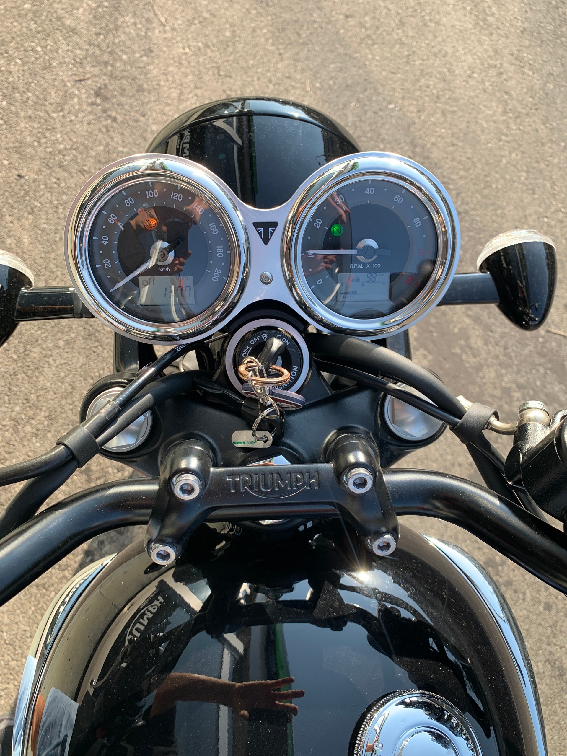 TRIUMPH Bonneville T120 Black-showroom-element-3