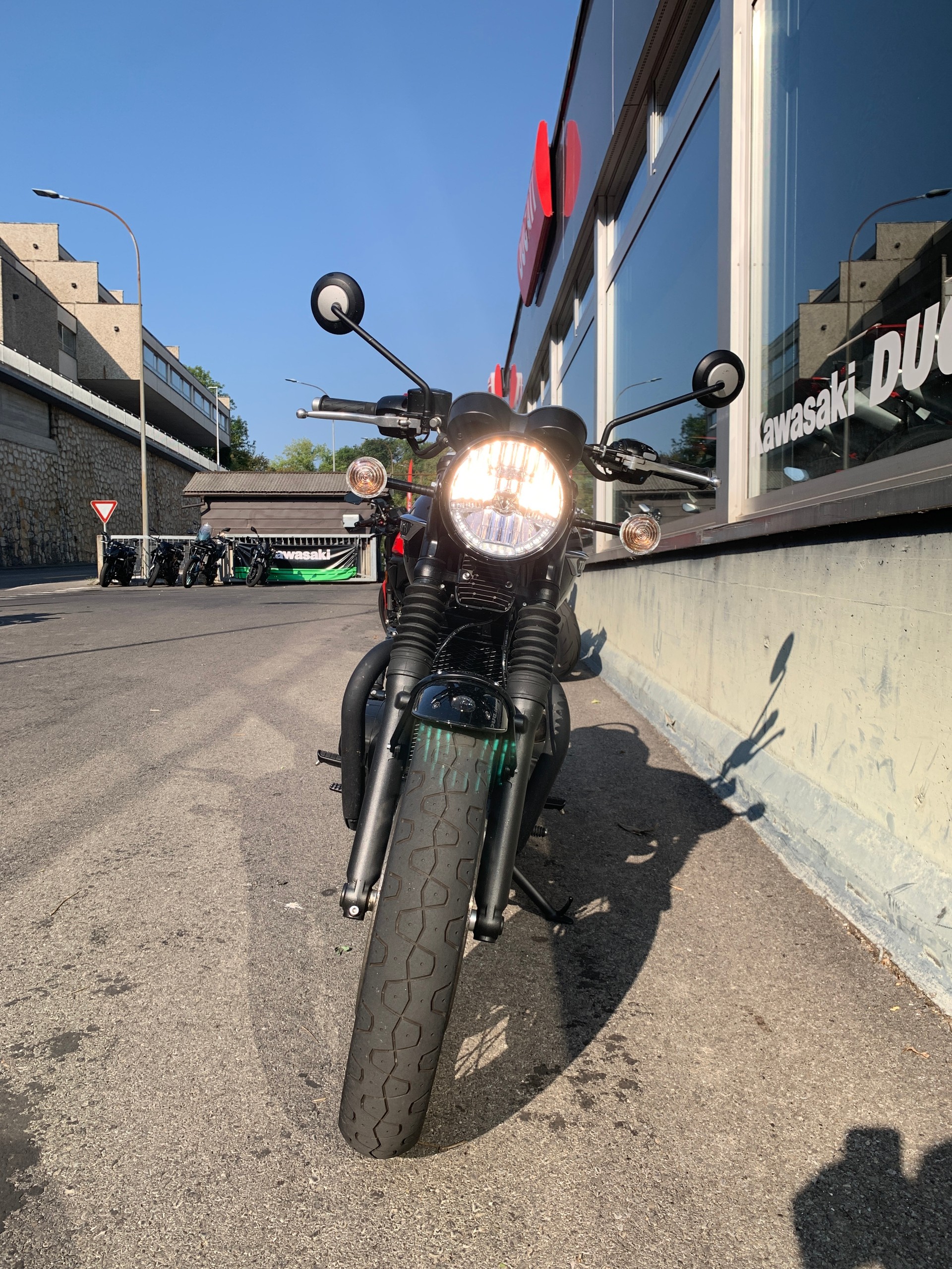 TRIUMPH Bonneville T120 Black-showroom-element-2