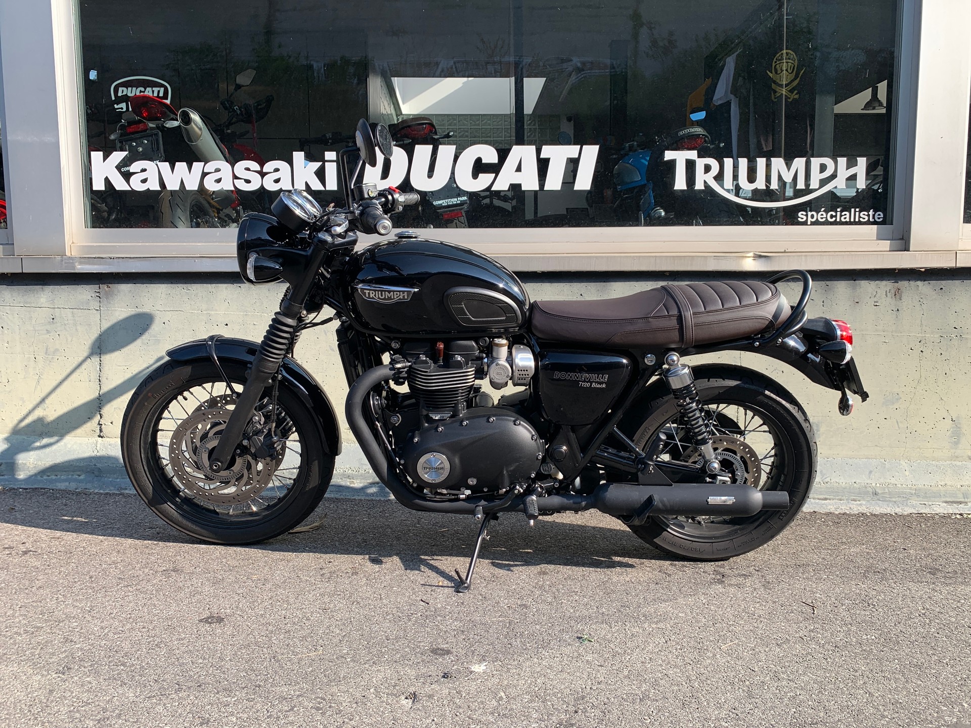 TRIUMPH Bonneville T120 Black-showroom-element-1