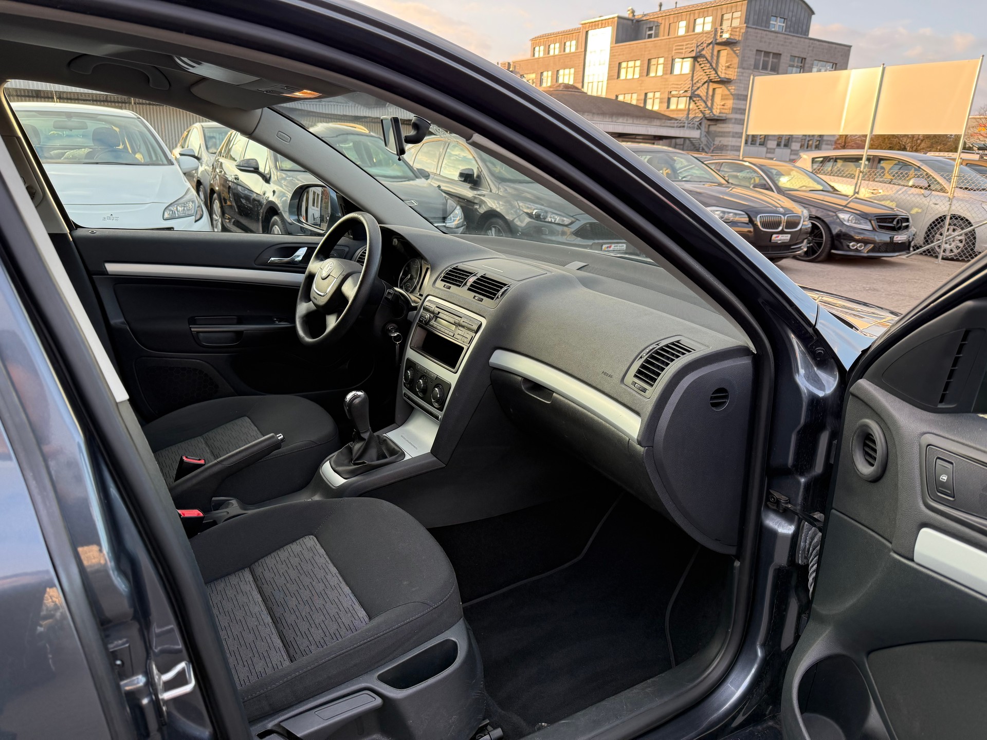 SKODA Octavia Combi 1.8 TSI Ambiente / Frisch ab MFK / Servicegepflegt / PDC / Tempomat / Klimaanlage-image-7