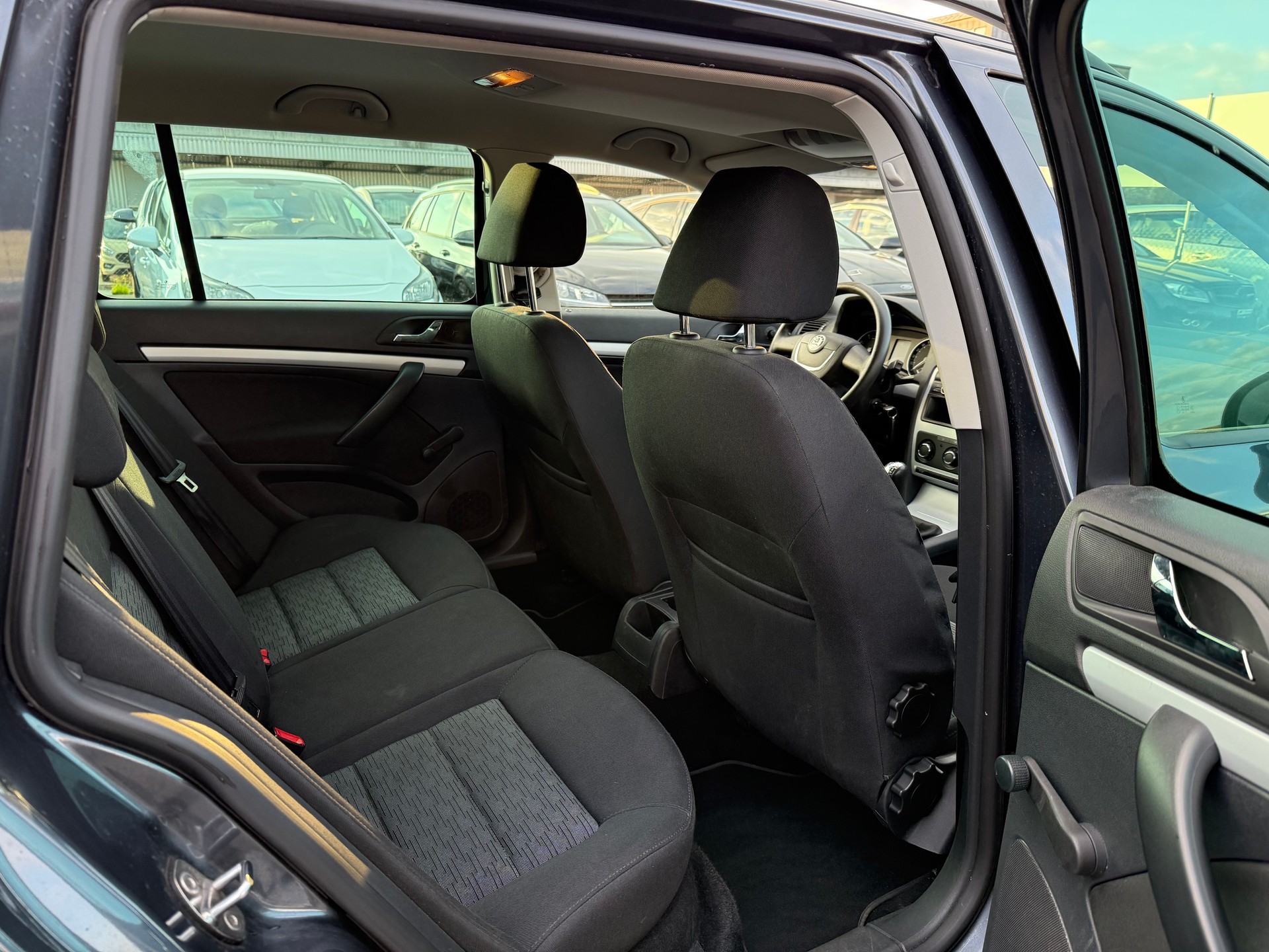 SKODA Octavia Combi 1.8 TSI Ambiente / Frisch ab MFK / Servicegepflegt / PDC / Tempomat / Klimaanlage-image-10