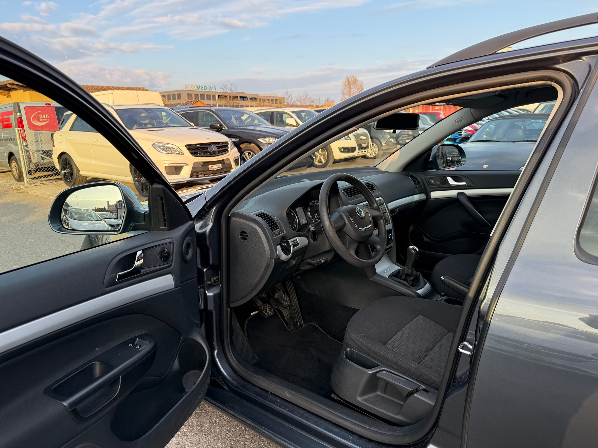 SKODA Octavia Combi 1.8 TSI Ambiente / Frisch ab MFK / Servicegepflegt / PDC / Tempomat / Klimaanlage-image-9