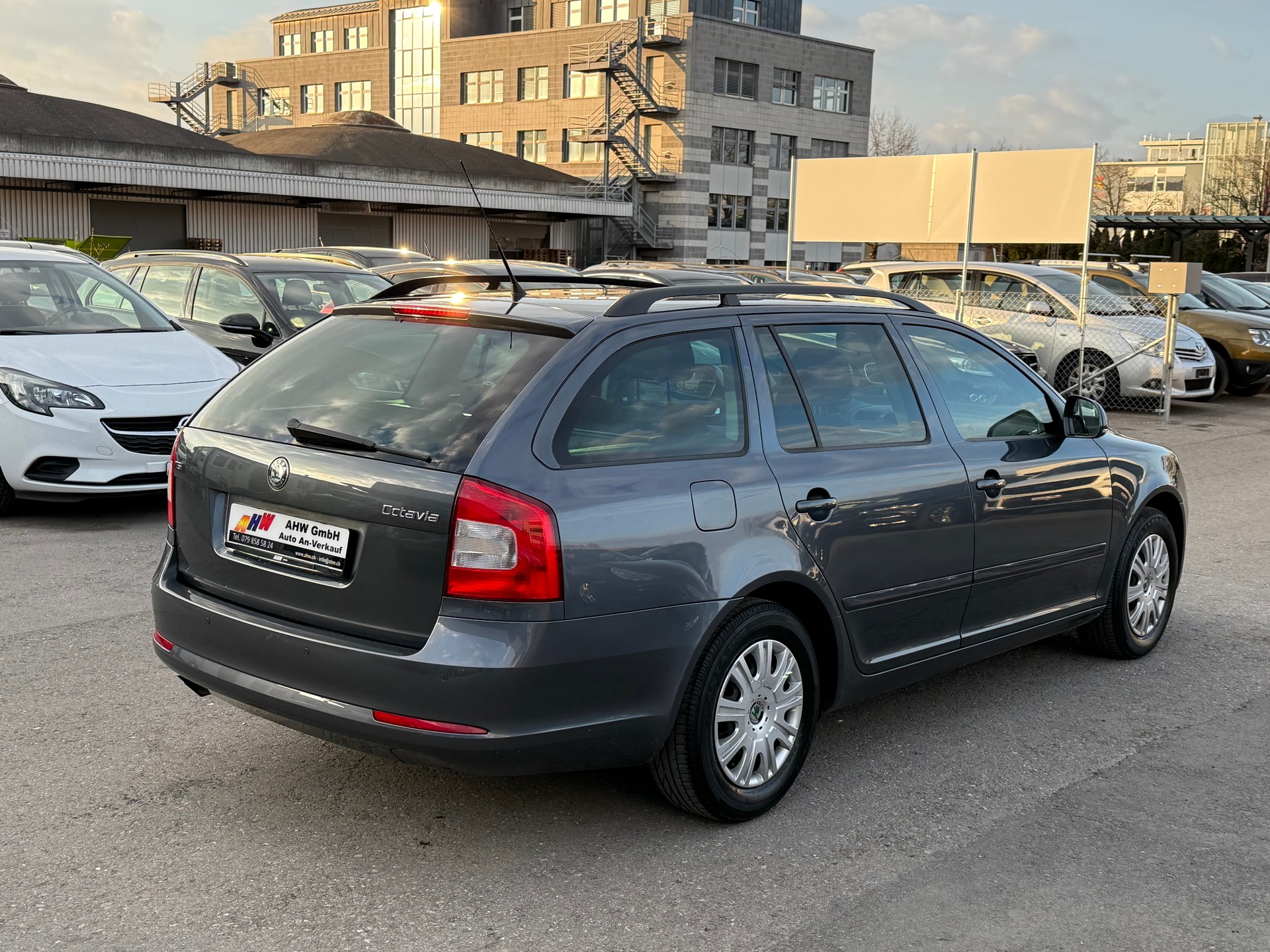 SKODA Octavia Combi 1.8 TSI Ambiente / Frisch ab MFK / Servicegepflegt / PDC / Tempomat / Klimaanlage-image-3