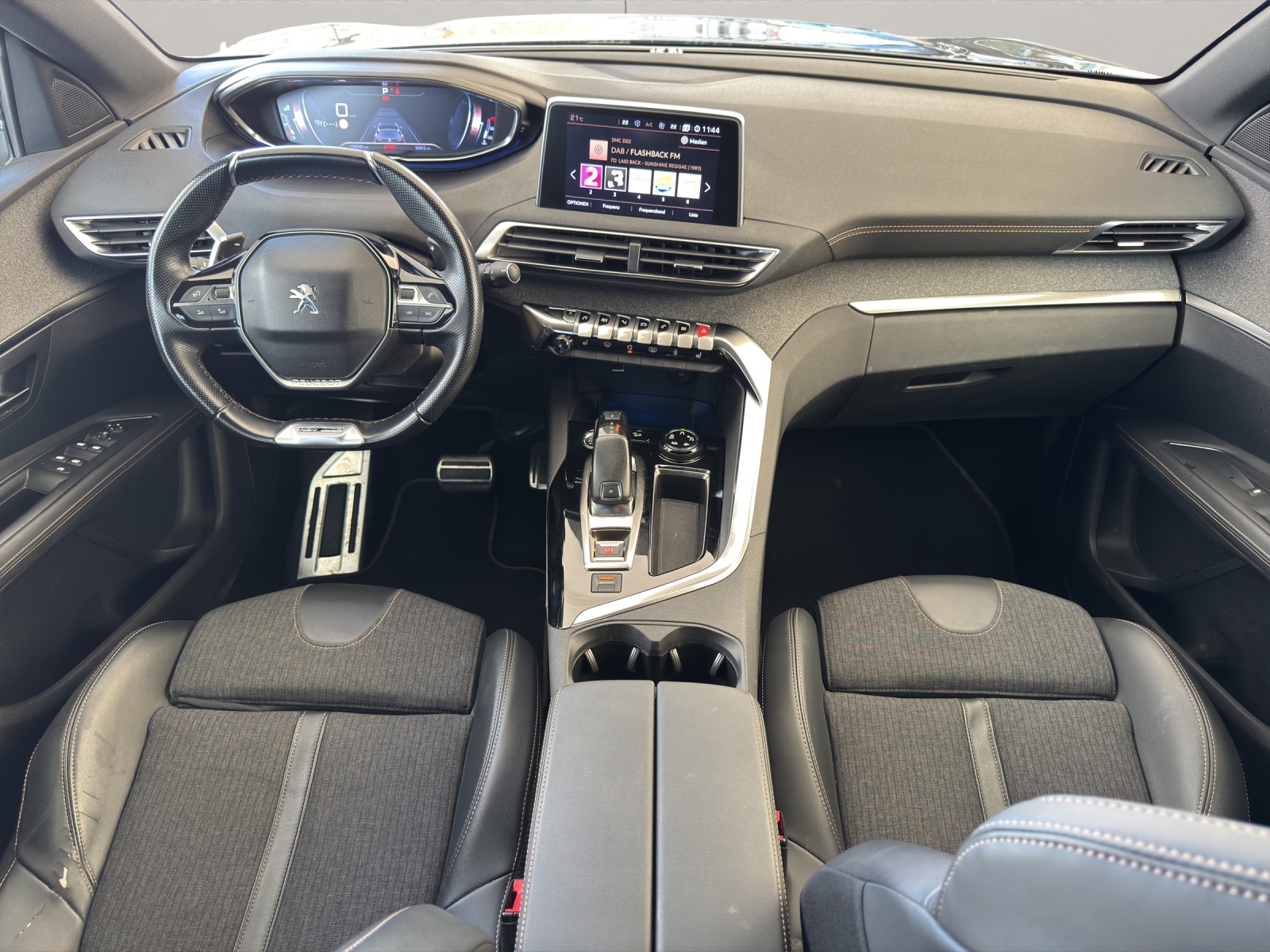 PEUGEOT 3008 1.6 PureTech GT Line-image-8