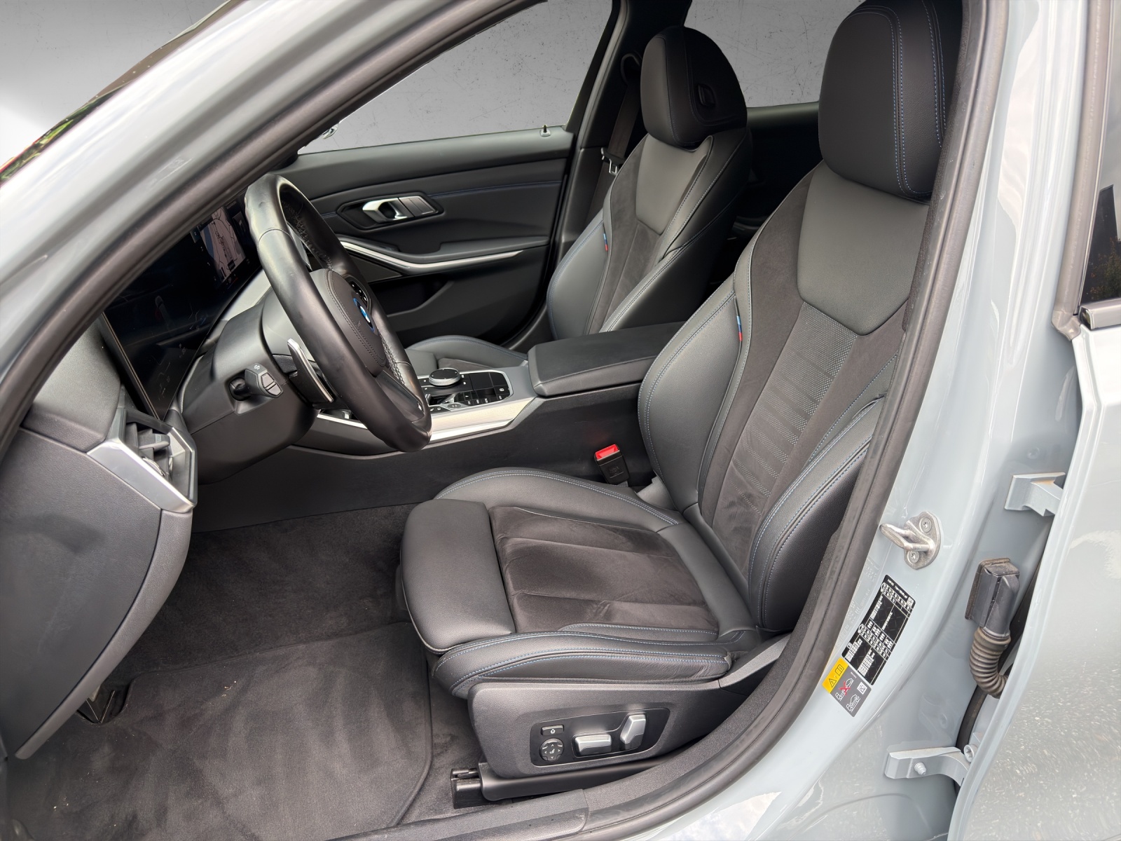 BMW 330e x DriveTouring Steptronic M Sport-image-15