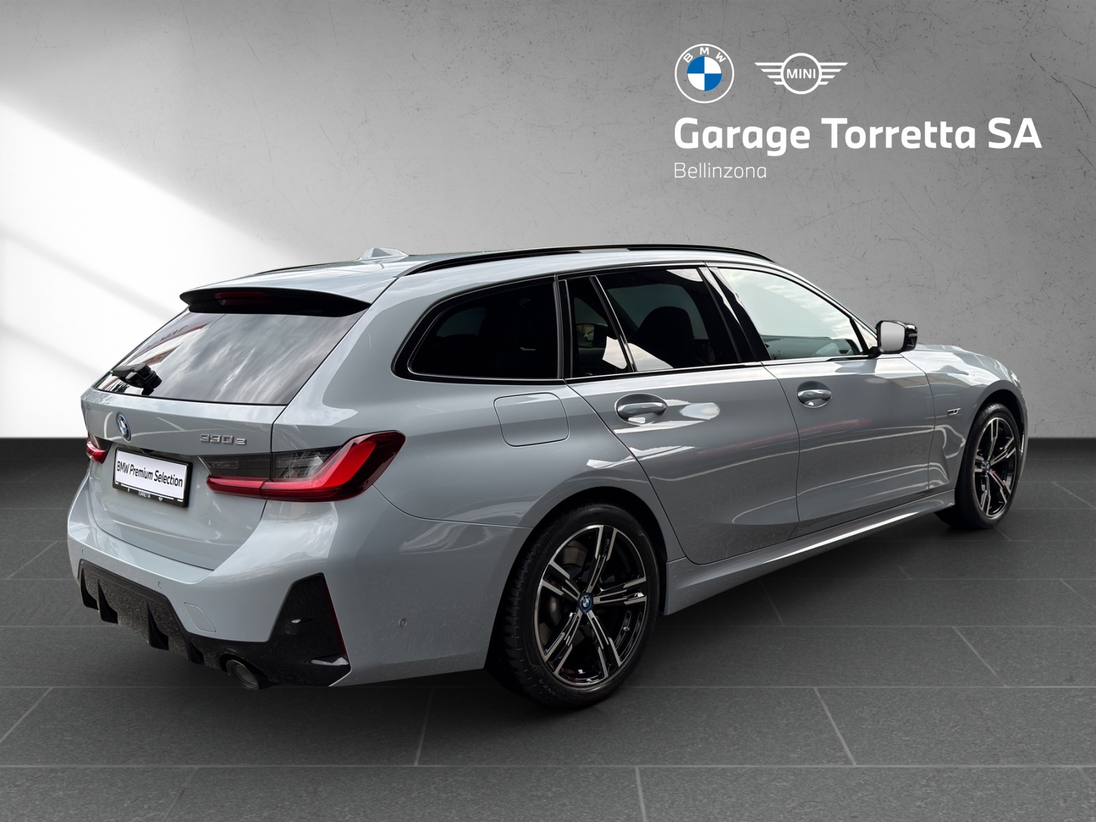 BMW 330e x DriveTouring Steptronic M Sport-image-4