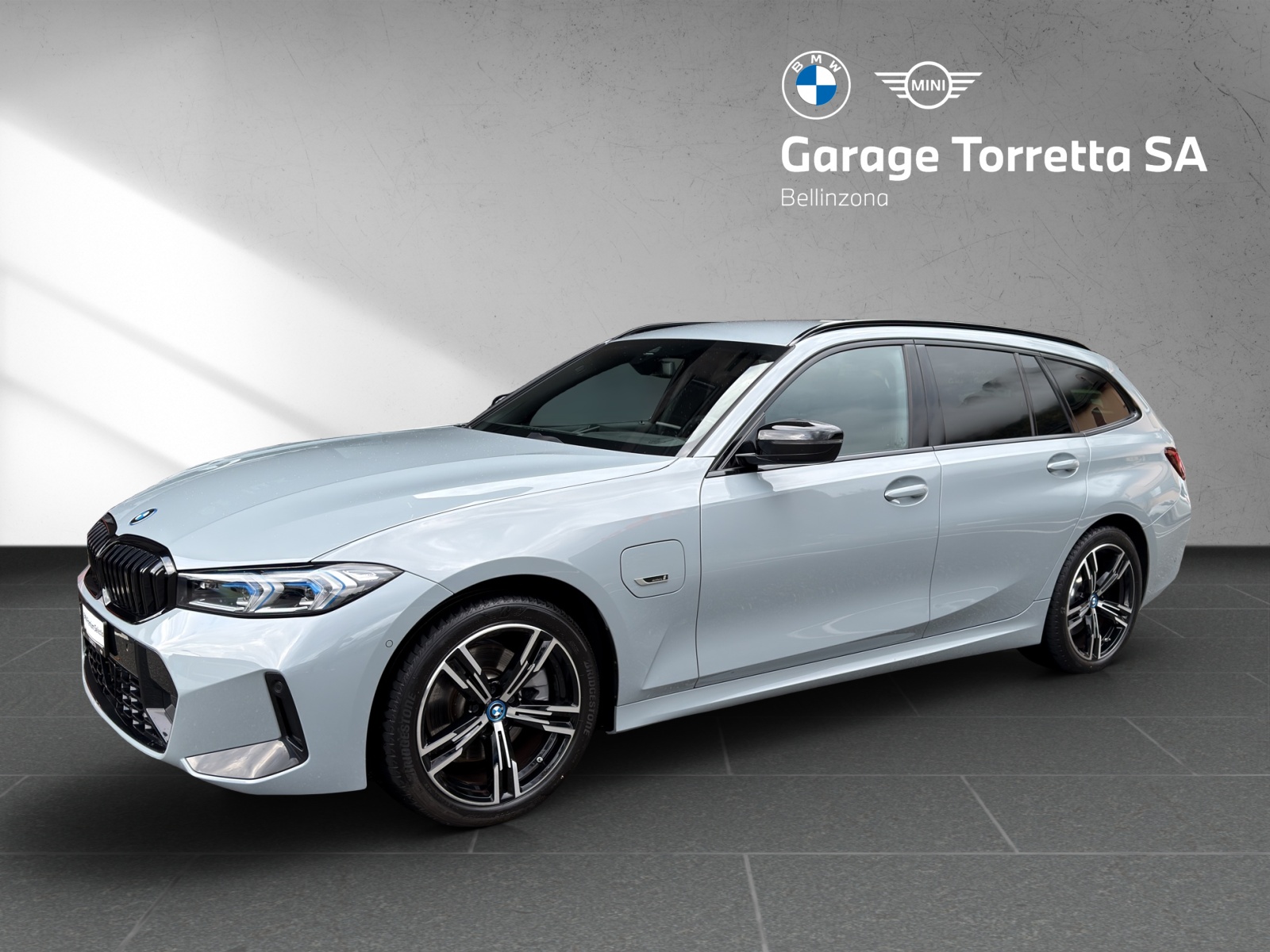 BMW 330e x DriveTouring Steptronic M Sport-image-0