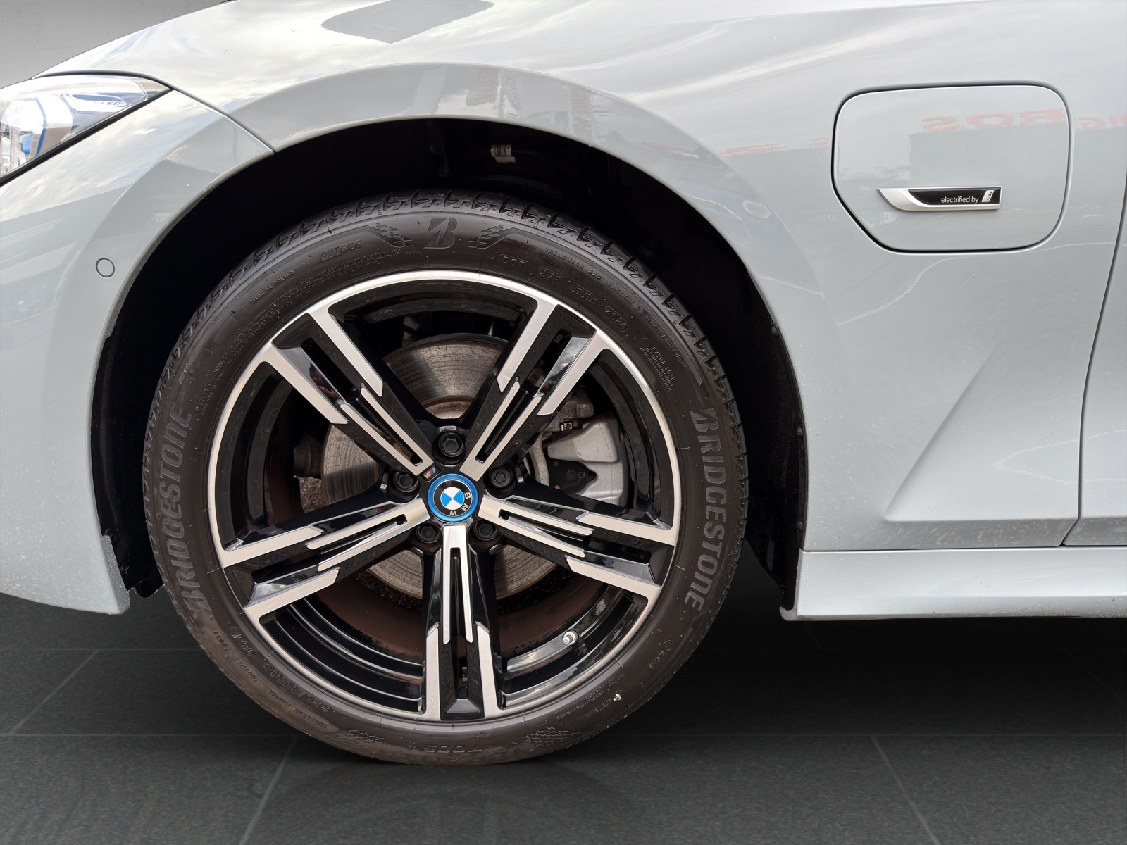 BMW 330e x DriveTouring Steptronic M Sport-image-8