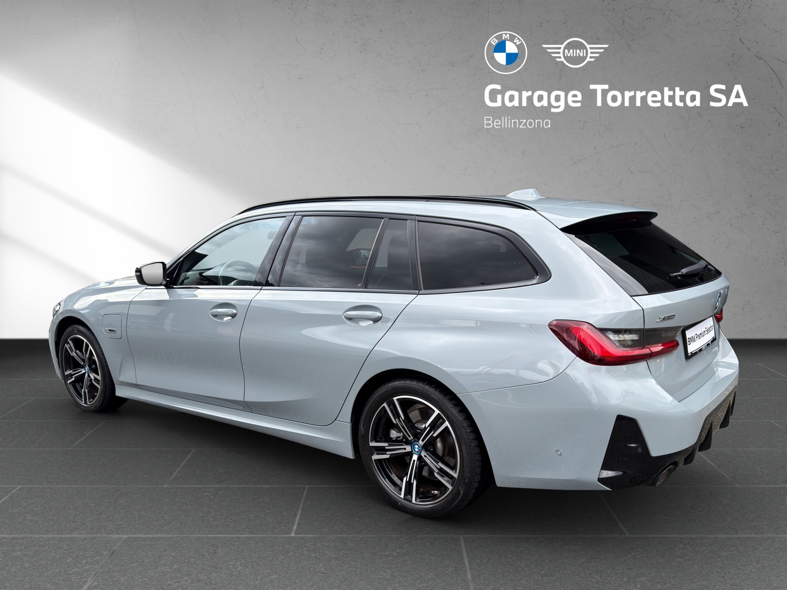 BMW 330e x DriveTouring Steptronic M Sport-image-2