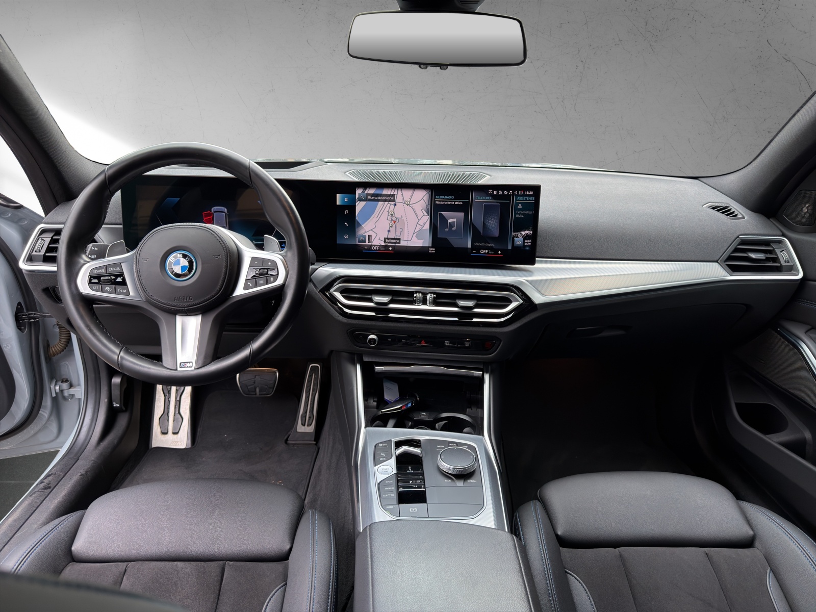 BMW 330e x DriveTouring Steptronic M Sport-image-13