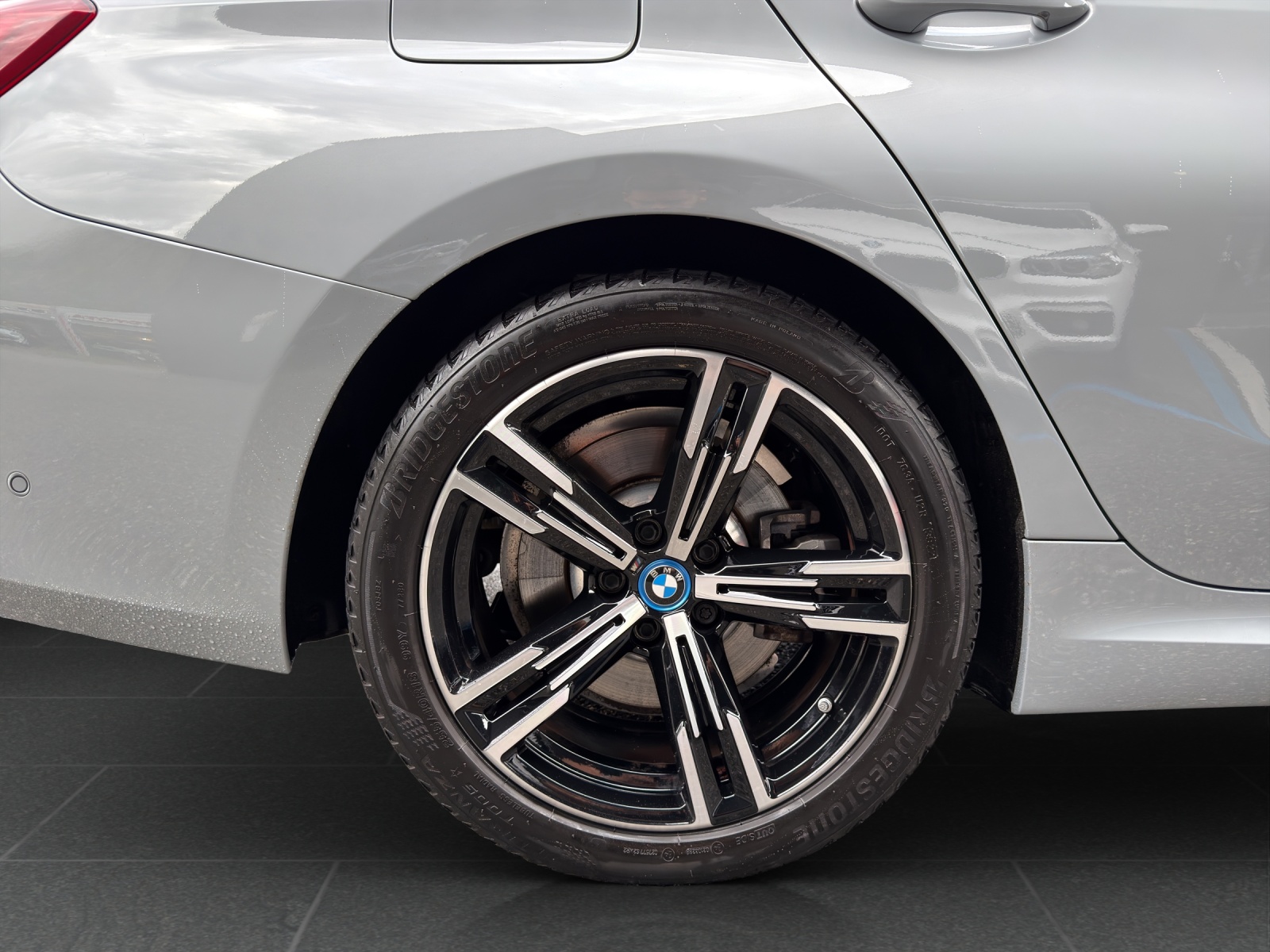 BMW 330e x DriveTouring Steptronic M Sport-image-10
