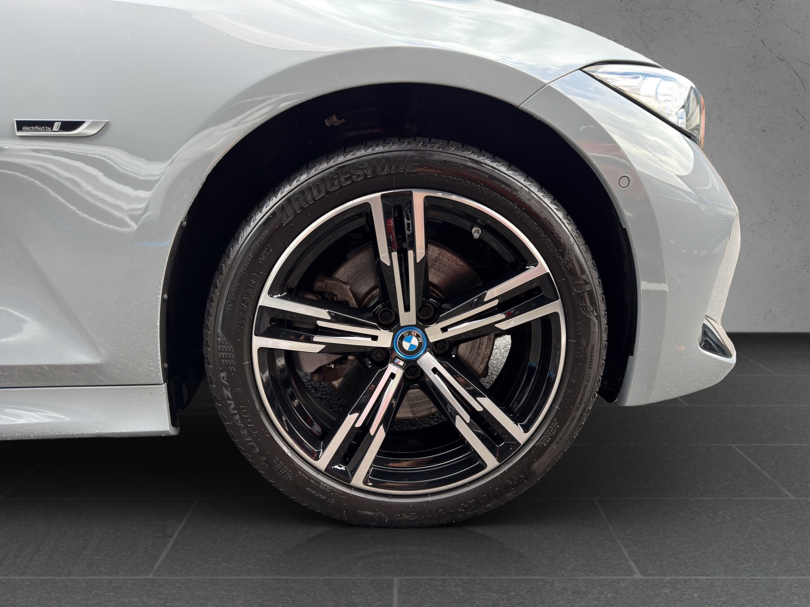 BMW 330e x DriveTouring Steptronic M Sport-image-11