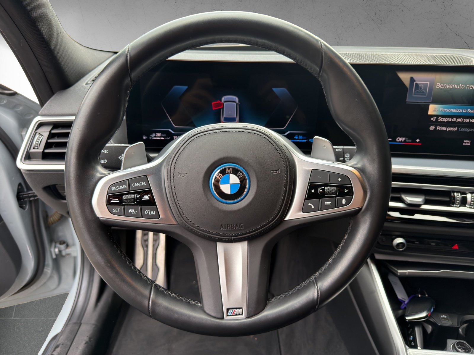 BMW 330e x DriveTouring Steptronic M Sport-image-12