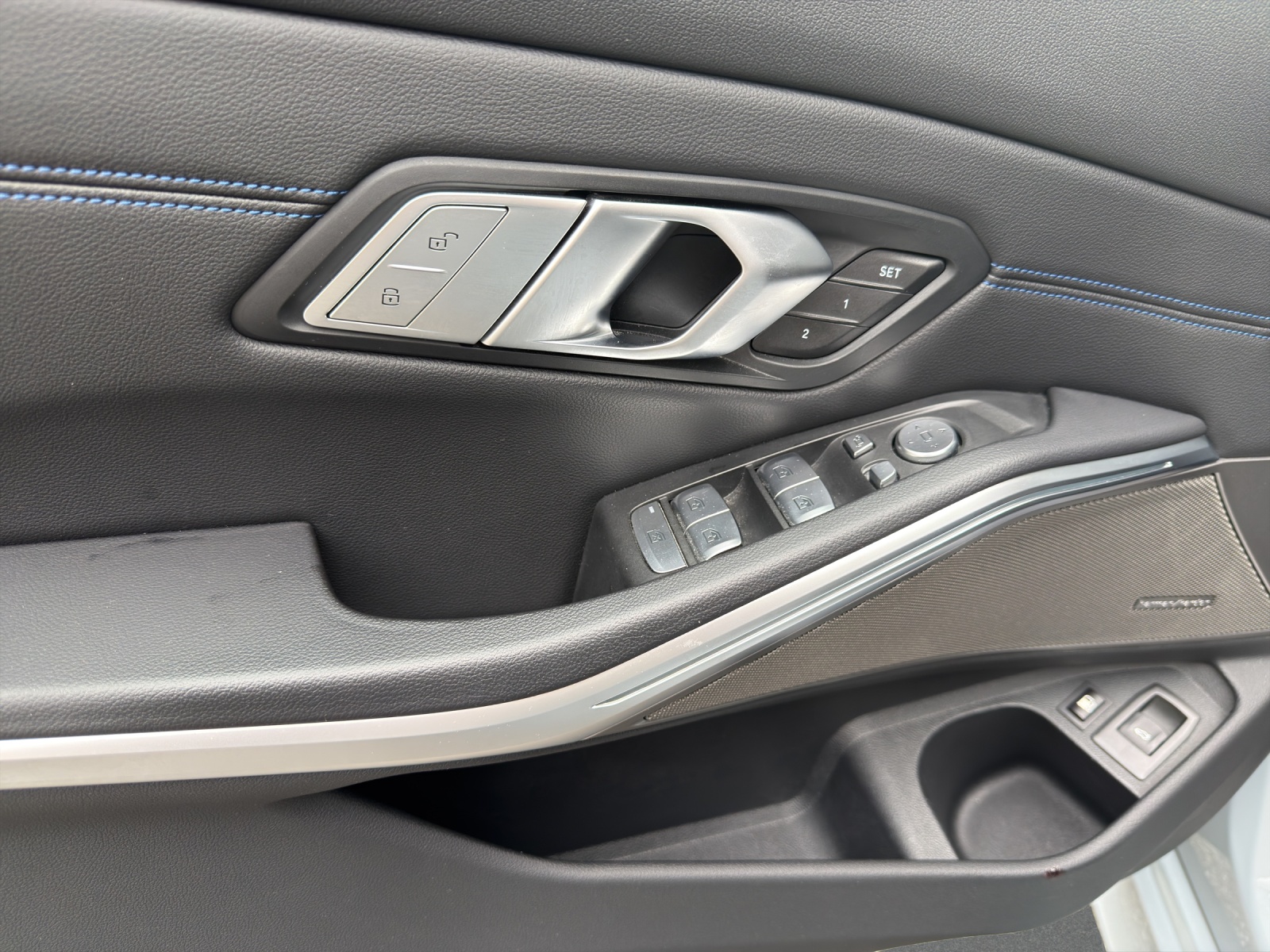 BMW 330e x DriveTouring Steptronic M Sport-image-14