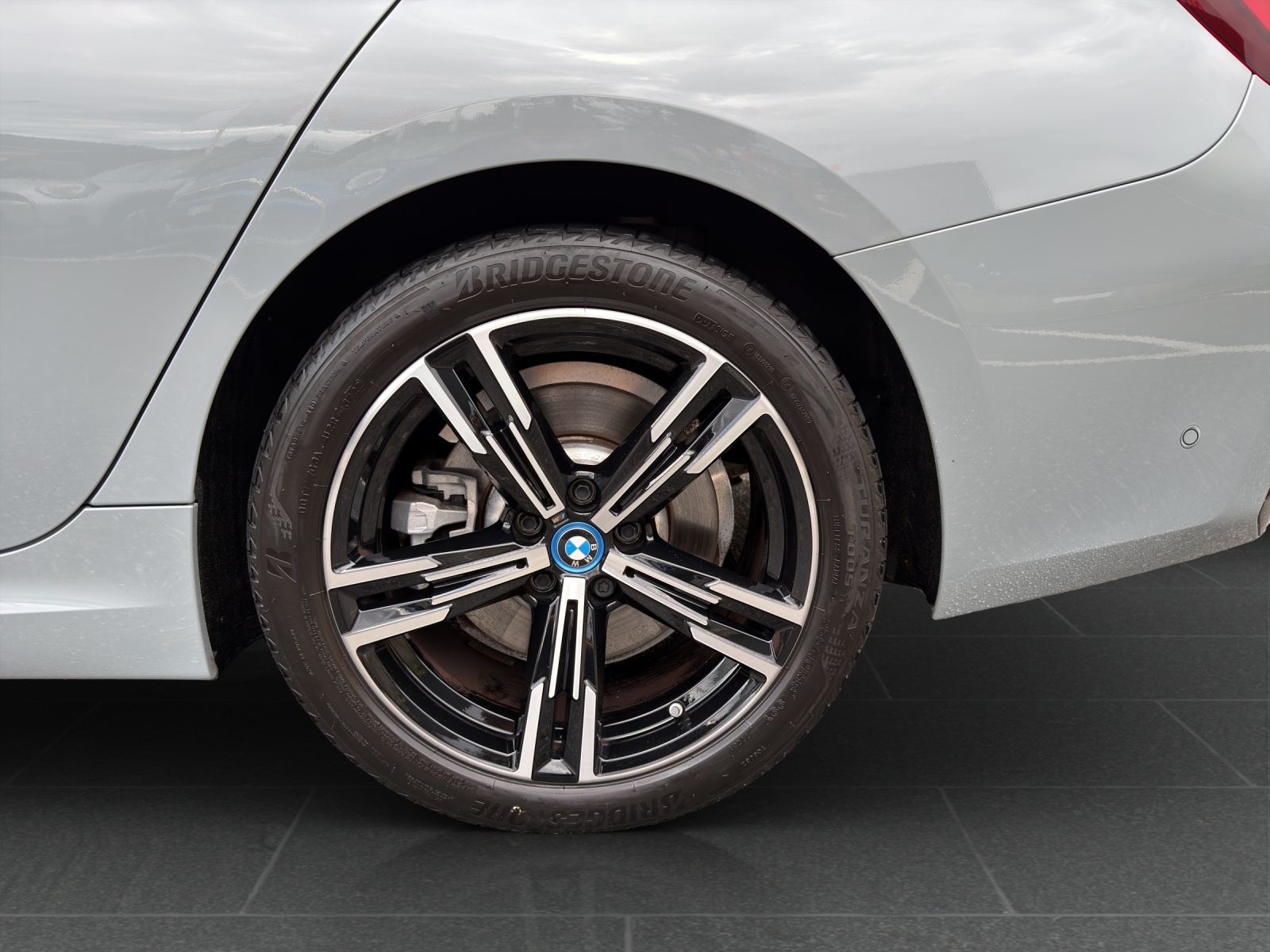 BMW 330e x DriveTouring Steptronic M Sport-image-9