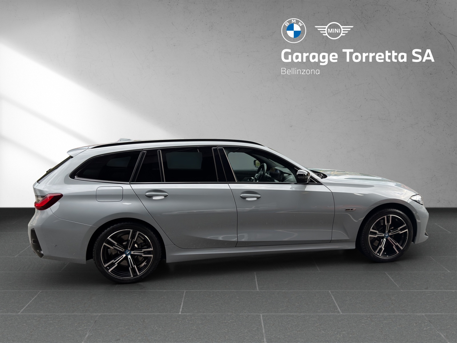 BMW 330e x DriveTouring Steptronic M Sport-image-5