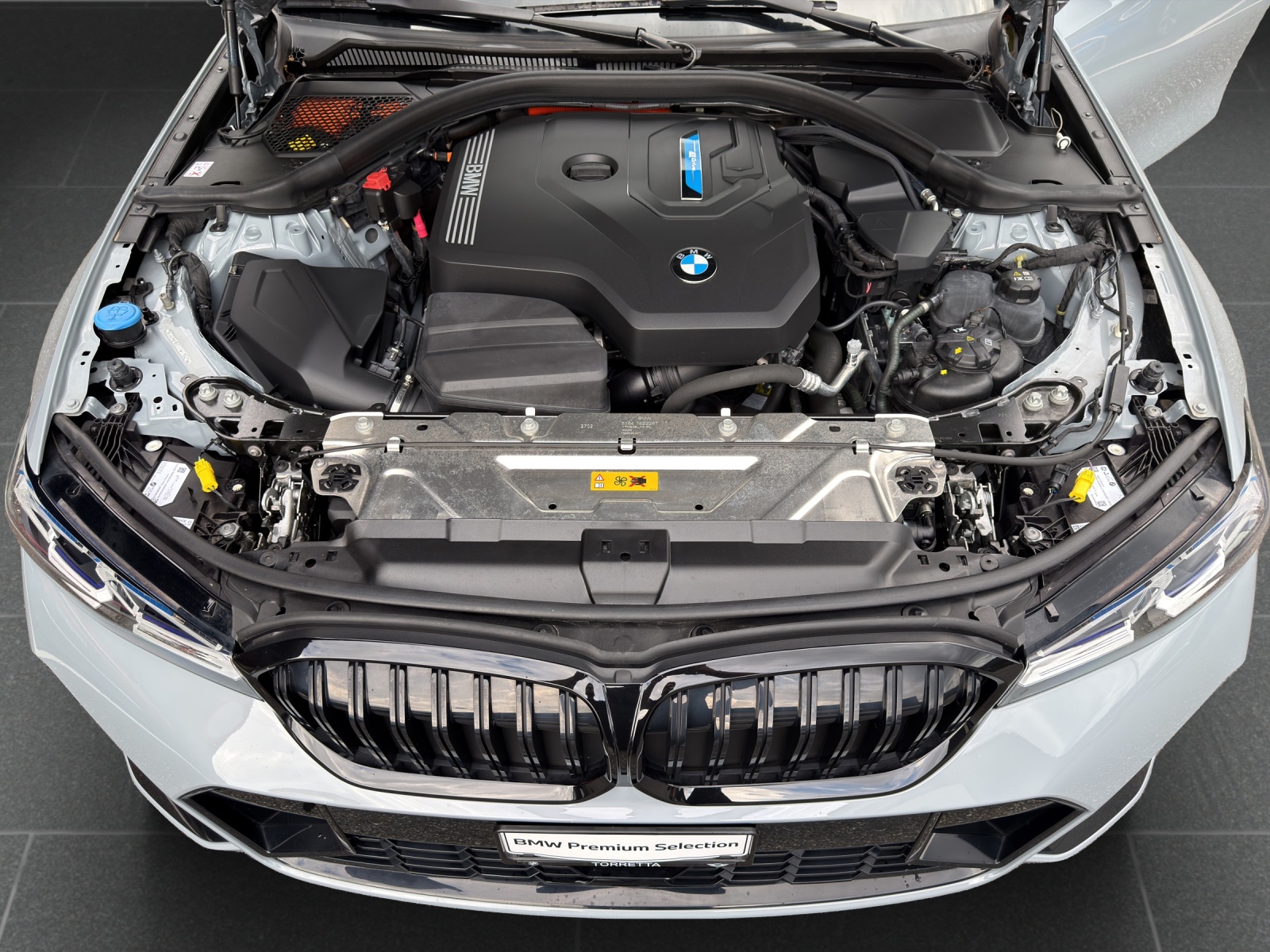 BMW 330e x DriveTouring Steptronic M Sport-image-18