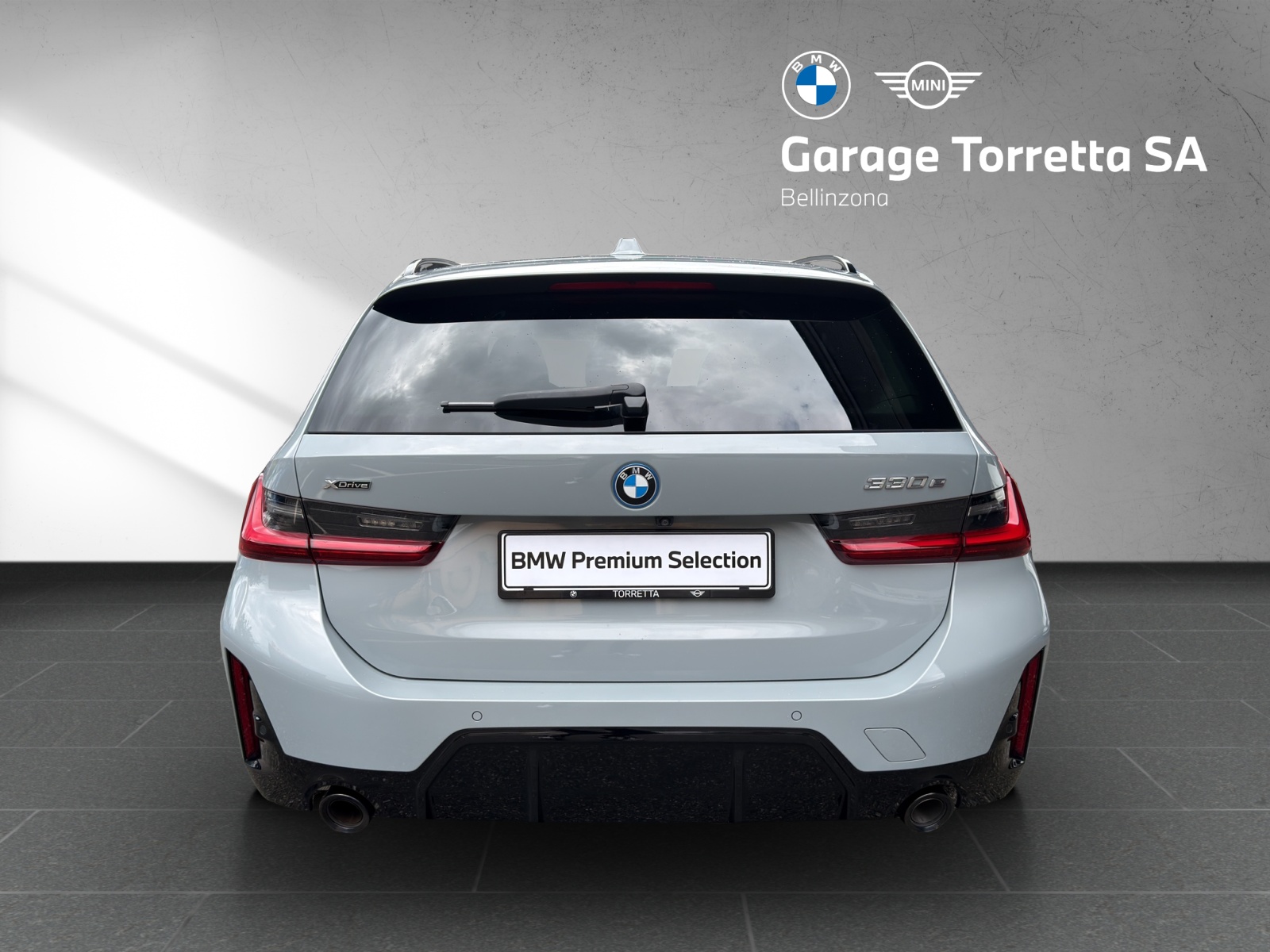 BMW 330e x DriveTouring Steptronic M Sport-image-3