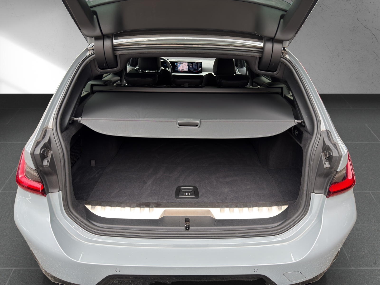 BMW 330e x DriveTouring Steptronic M Sport-image-17