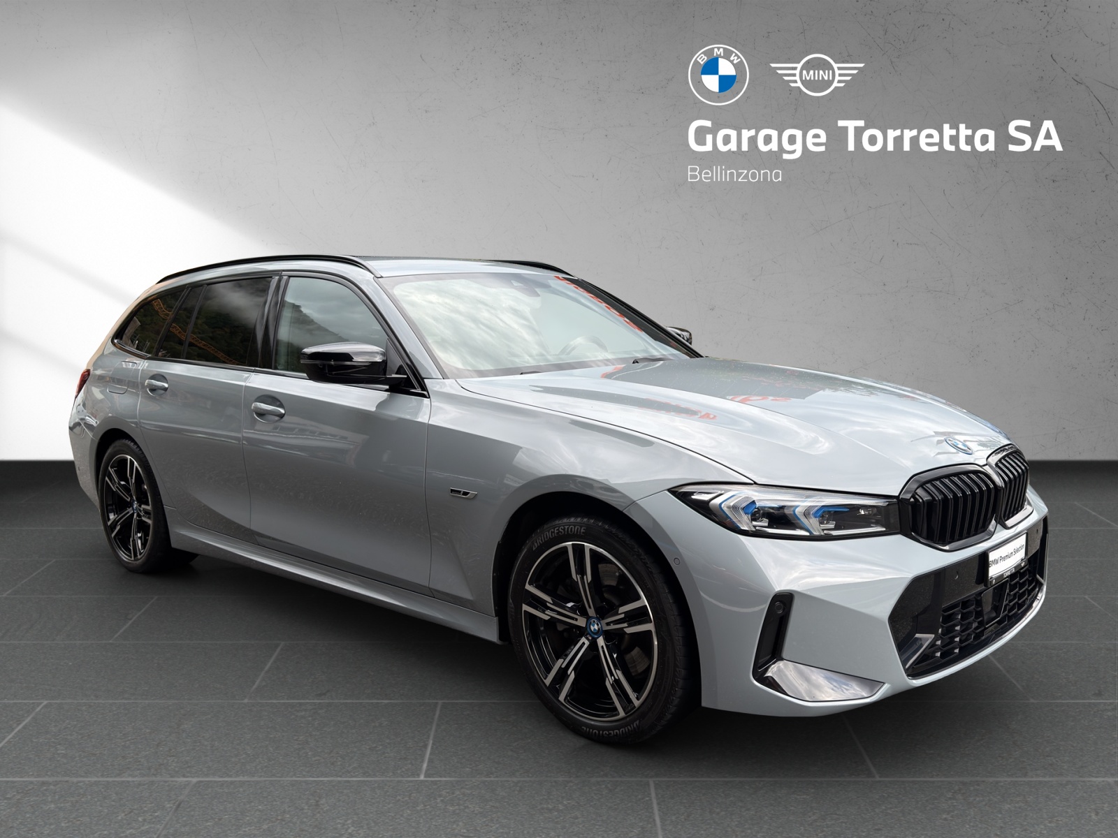 BMW 330e x DriveTouring Steptronic M Sport-image-6