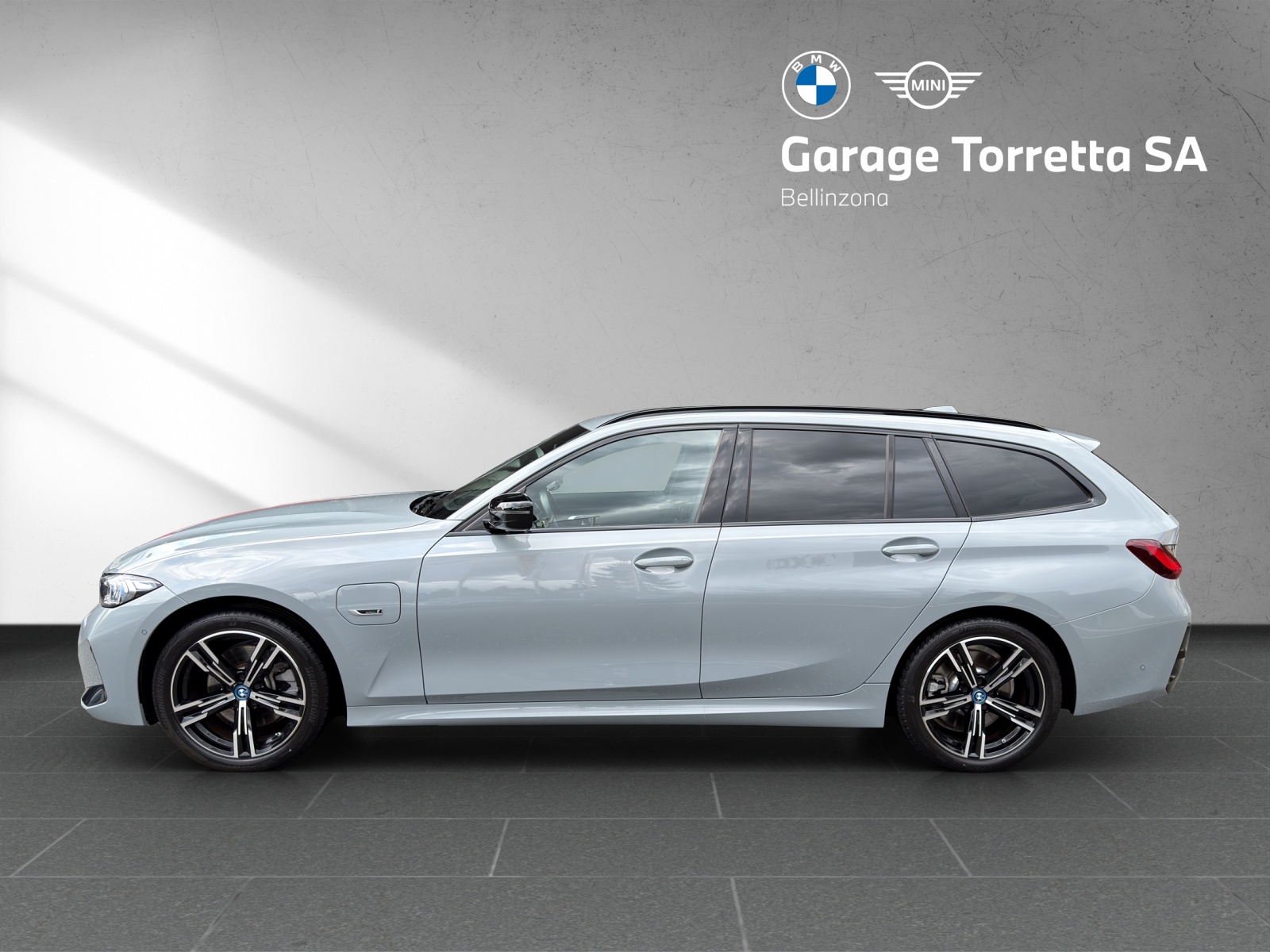 BMW 330e x DriveTouring Steptronic M Sport-image-1