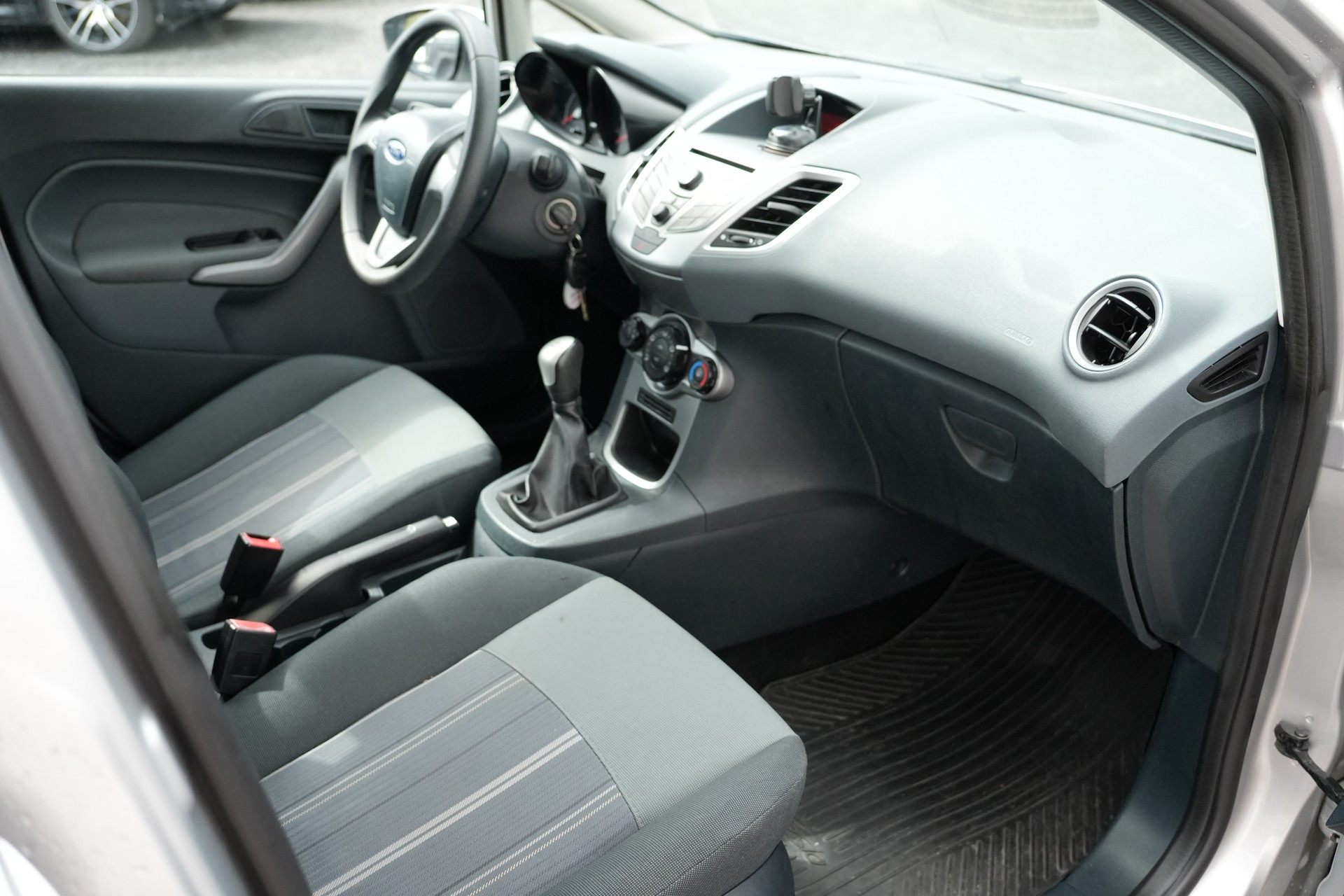 FORD Fiesta 1.4 16V Titanium-image-8
