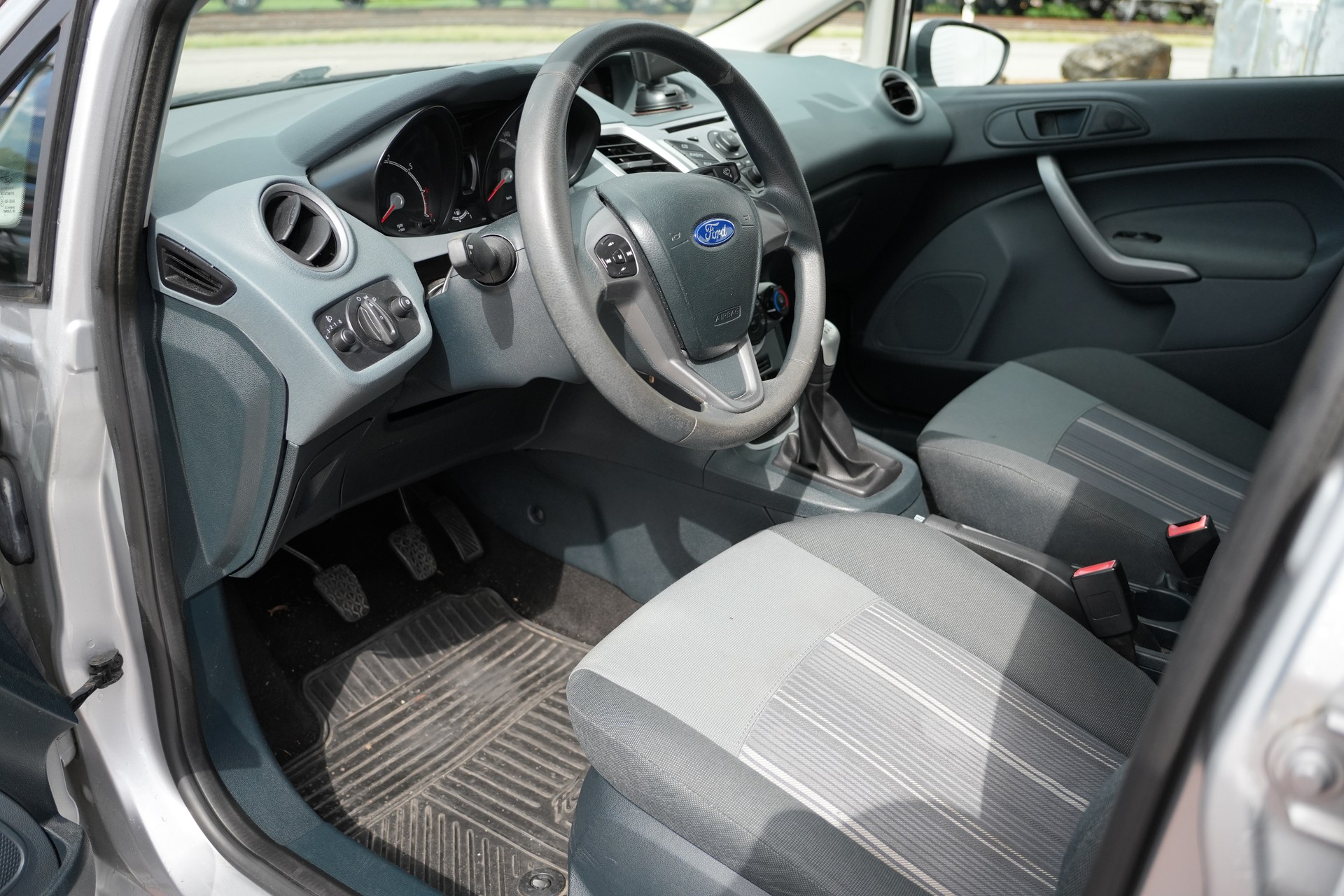 FORD Fiesta 1.4 16V Titanium-image-6