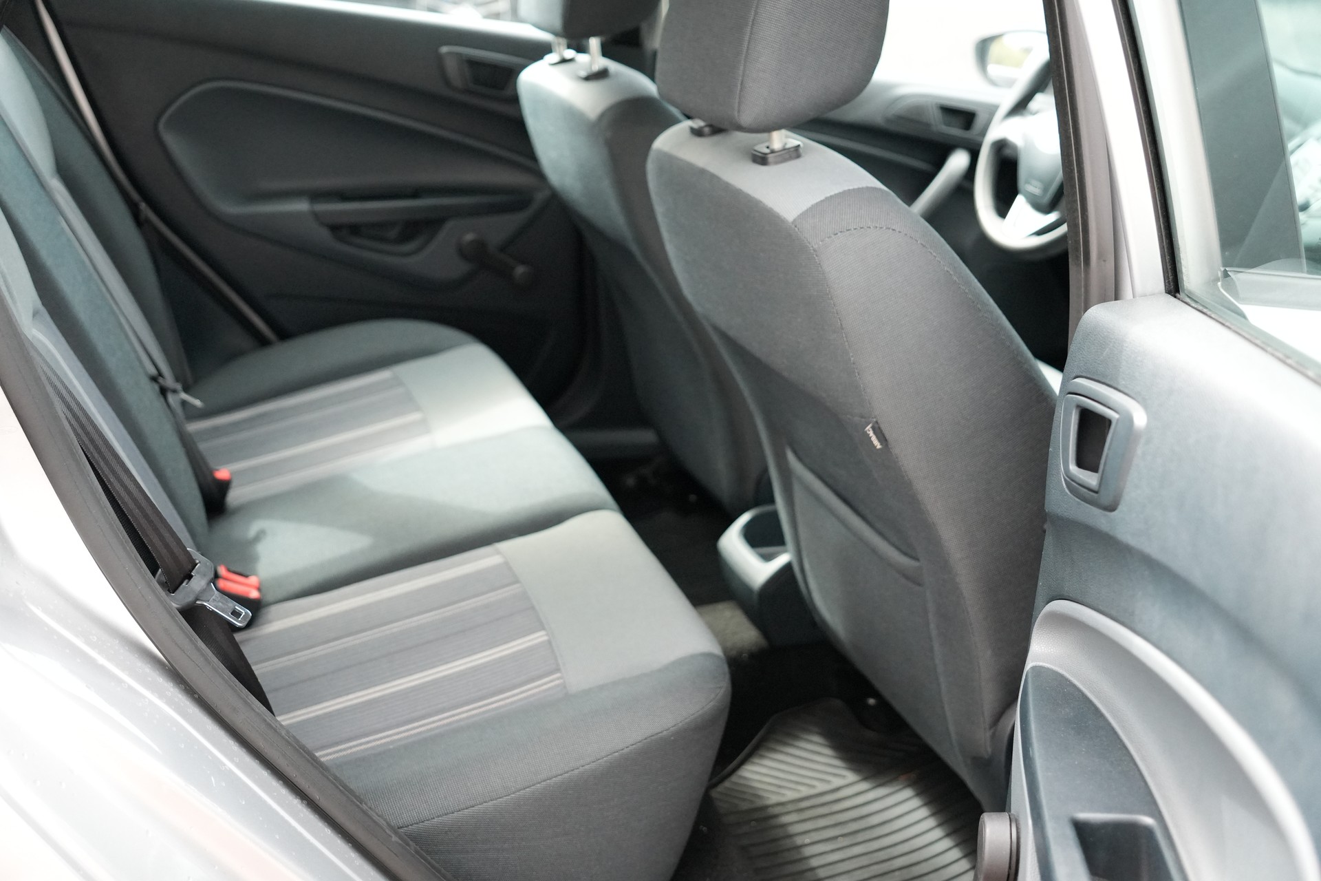 FORD Fiesta 1.4 16V Titanium-image-9
