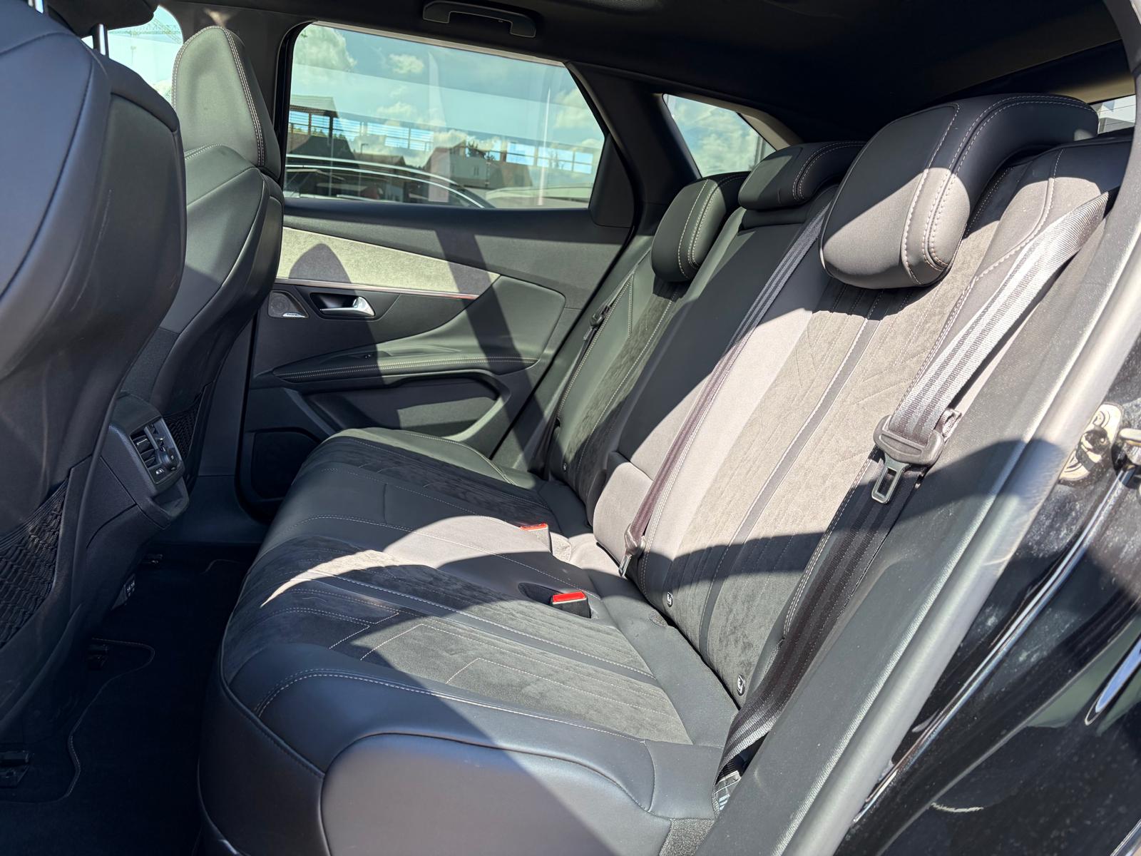 PEUGEOT 3008 1.6 Plug-in Hybrid4 GT Pack-image-12