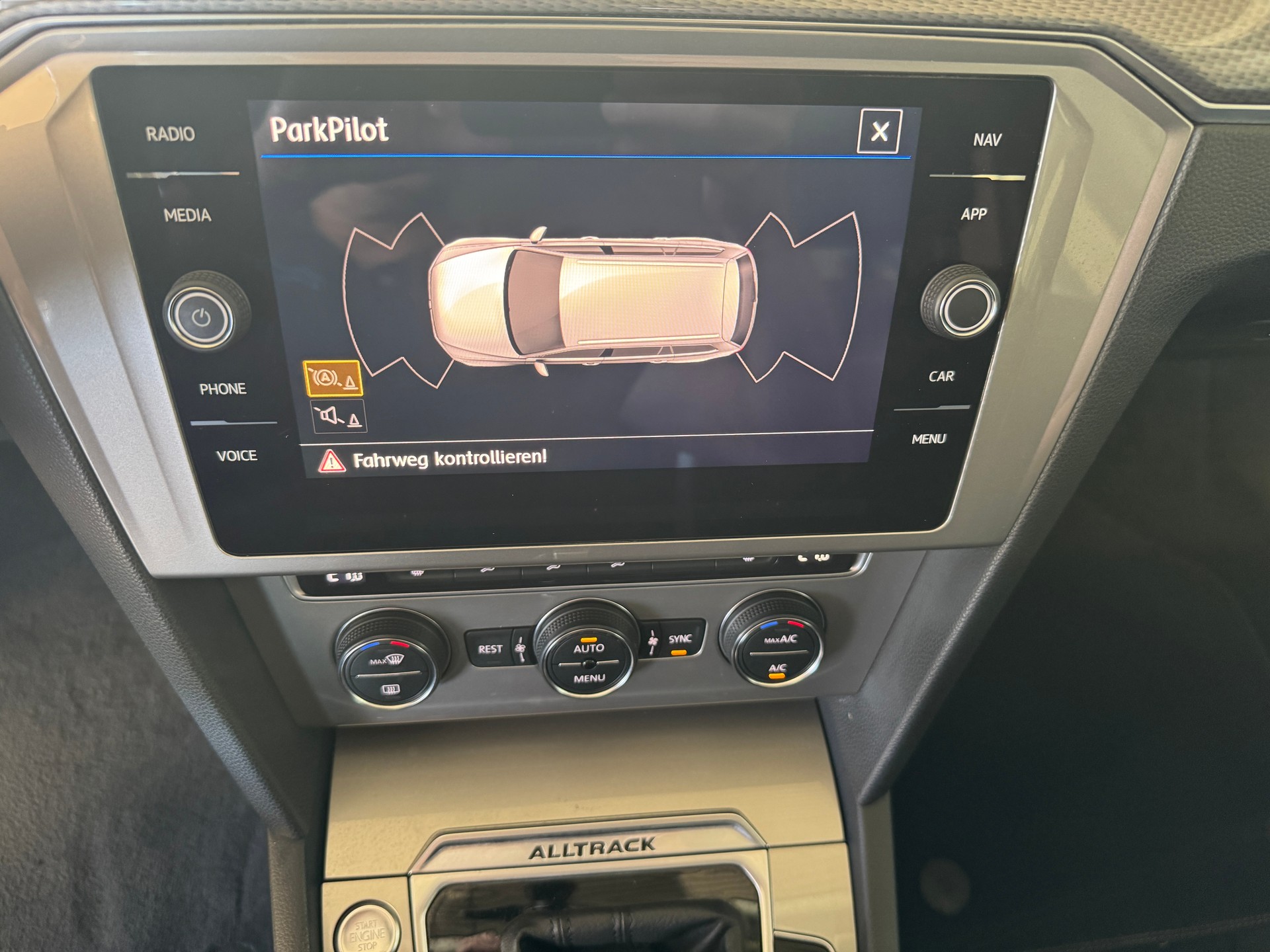 VW Passat Alltrack 2.0 TDI BMT 4Motion DSG-image-17