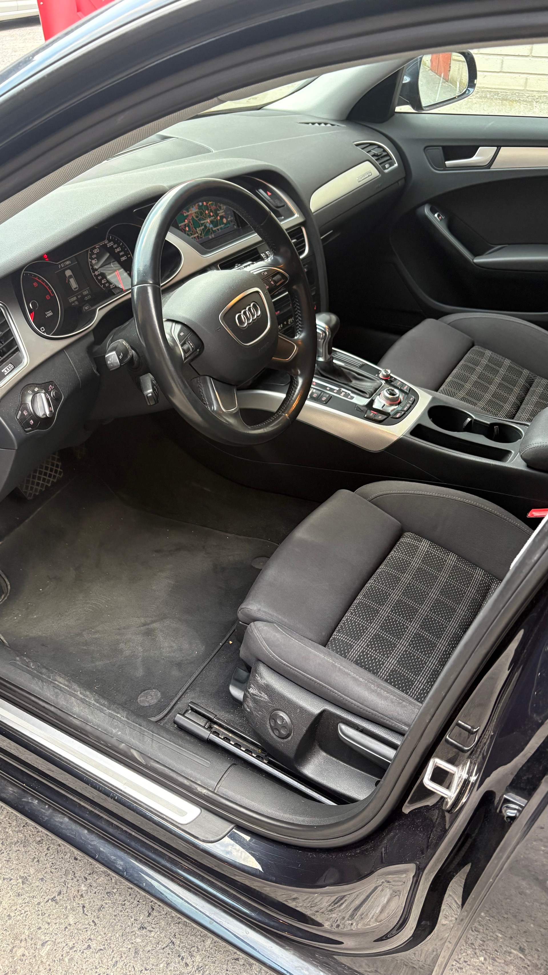 AUDI A4 Avant 2.0 TDI quattro S-tronic-image-8