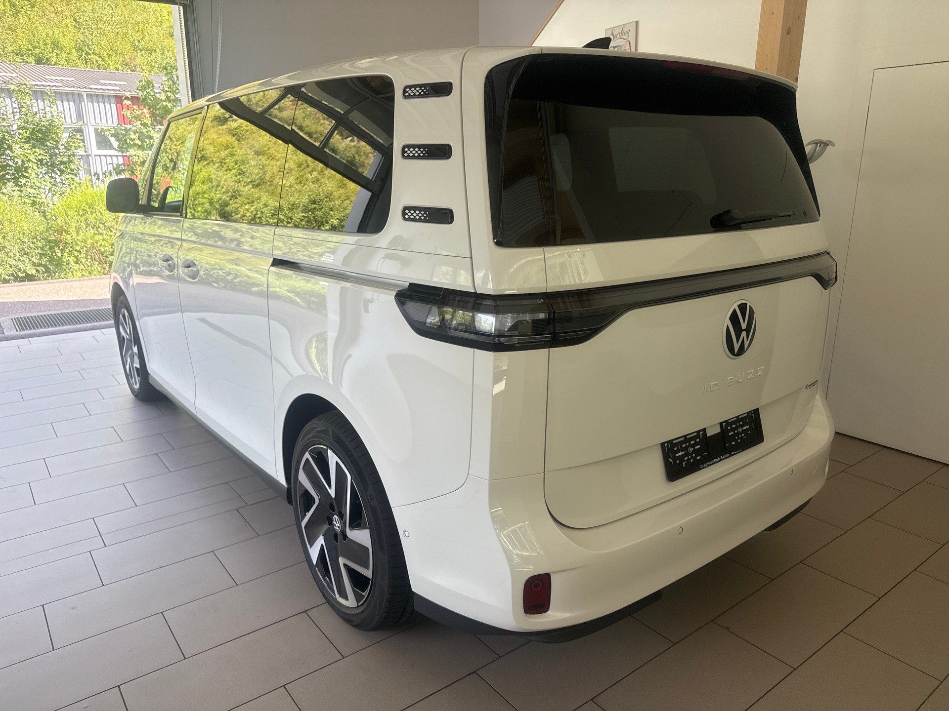 VW ID.Buzz Bus 84kWh Pro 4motion-image-2