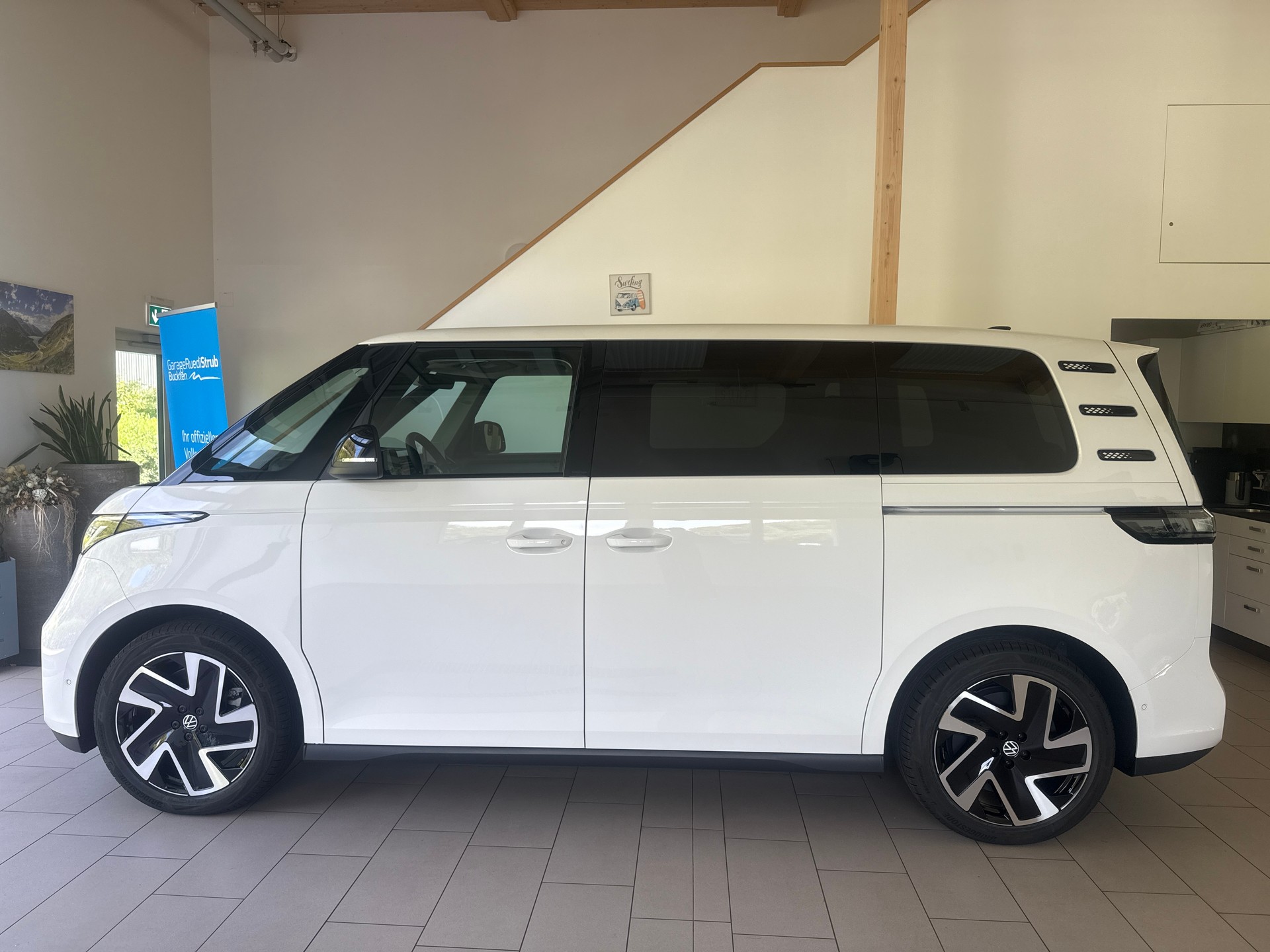 VW ID.Buzz Bus 84kWh Pro 4motion-image-1