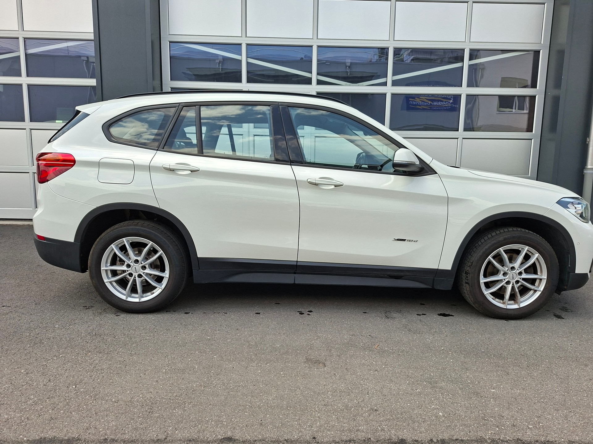 BMW 18d xDrive-image-1
