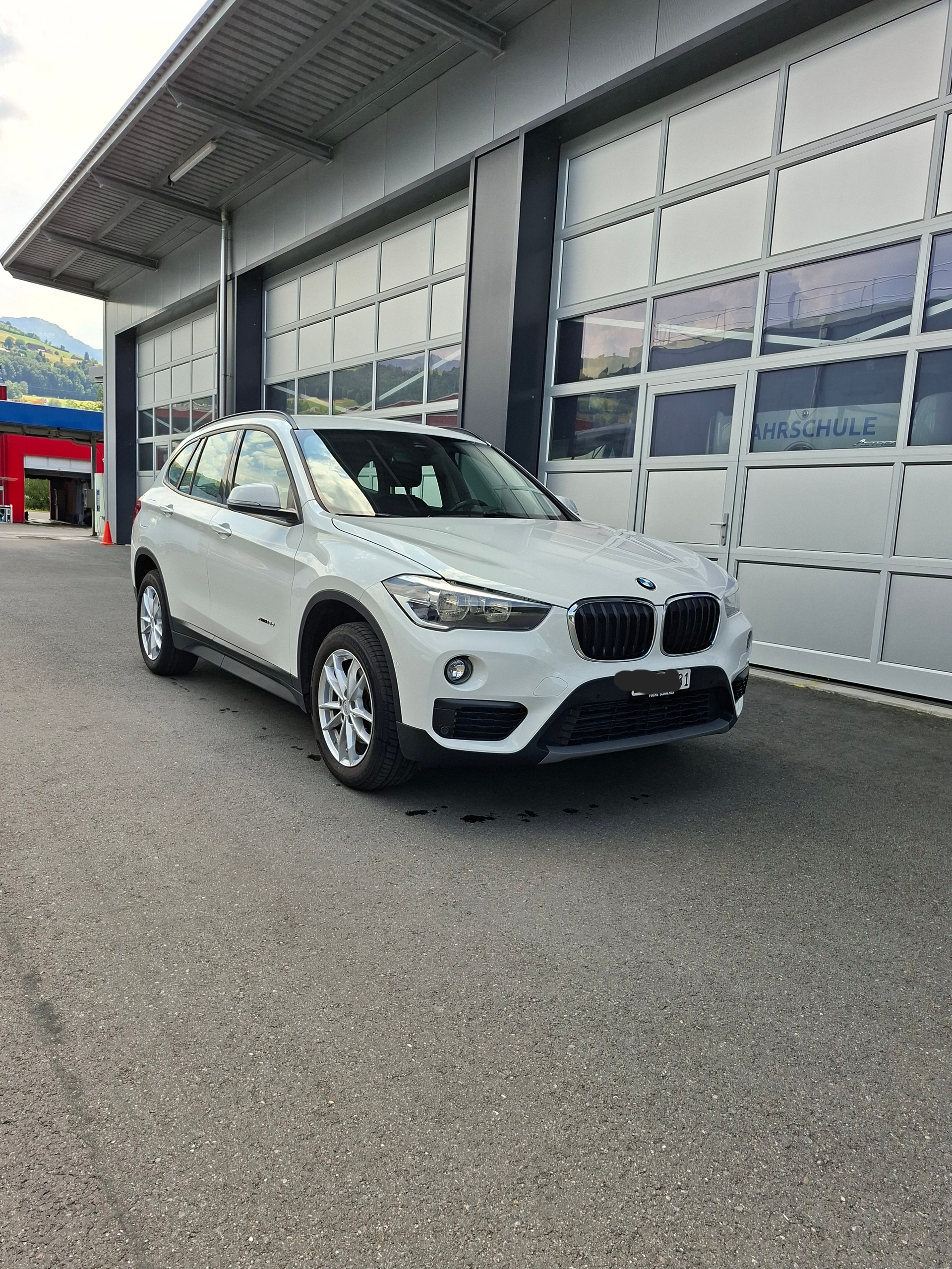 BMW 18d xDrive-image-0