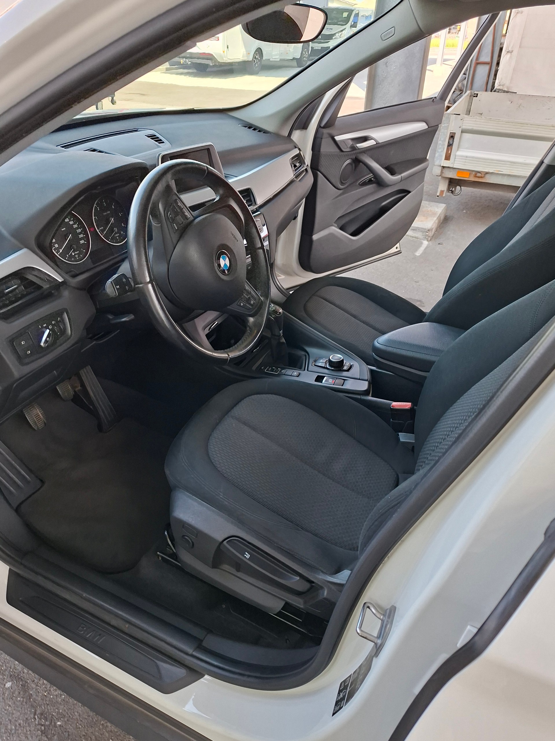 BMW 18d xDrive-image-5