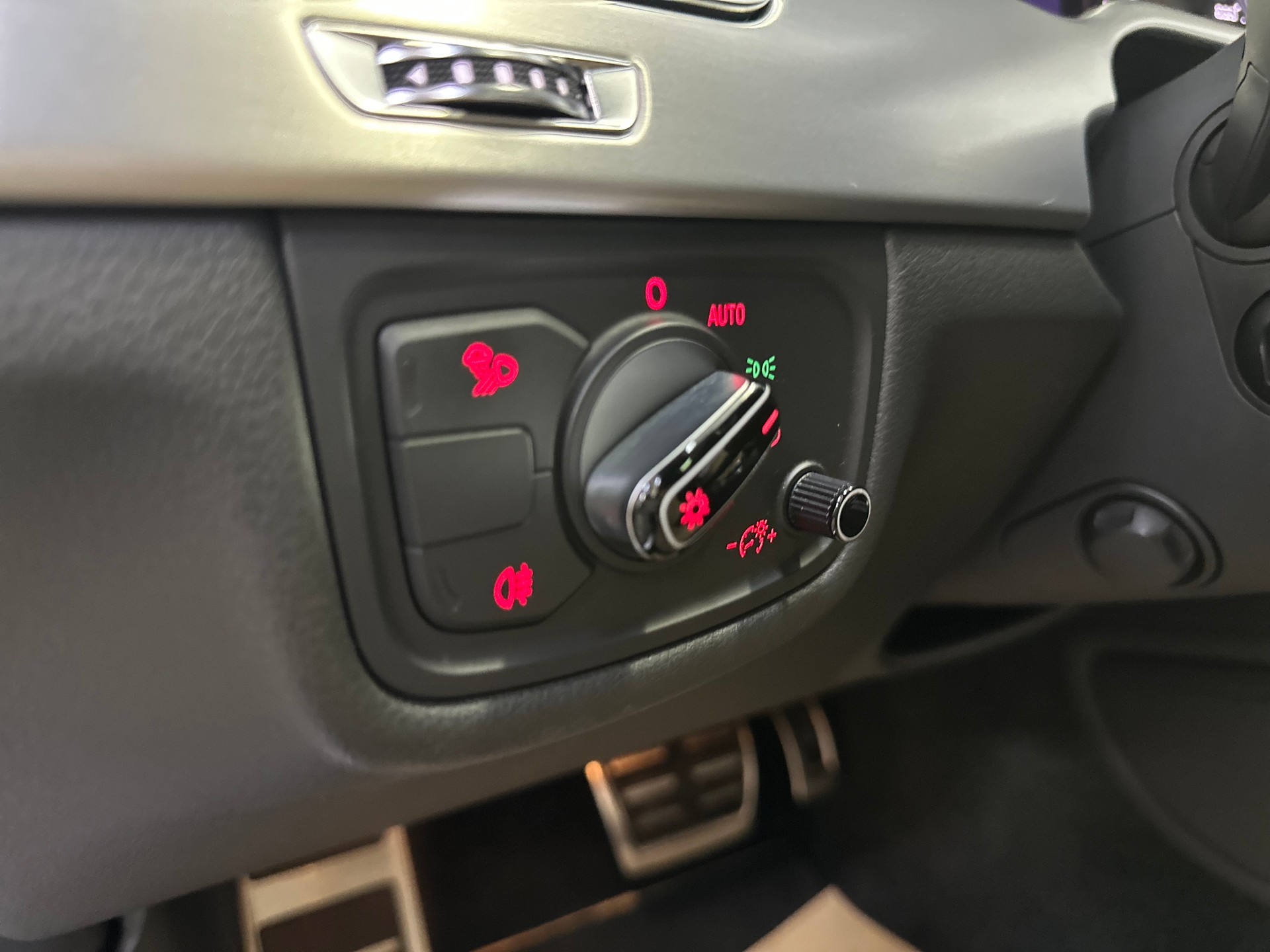 AUDI S8 4.0 TFSI V8 quattro tiptronic-image-14