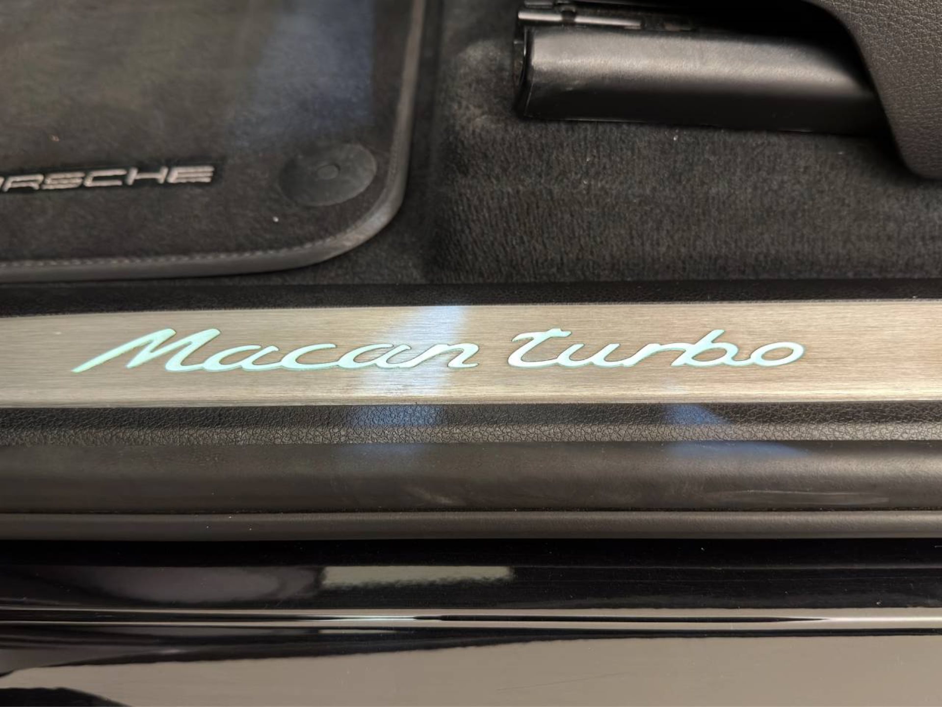 PORSCHE Macan Turbo-image-18