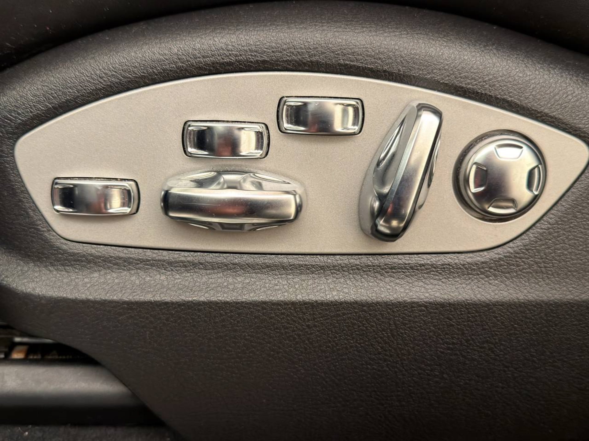 PORSCHE Macan Turbo-image-24