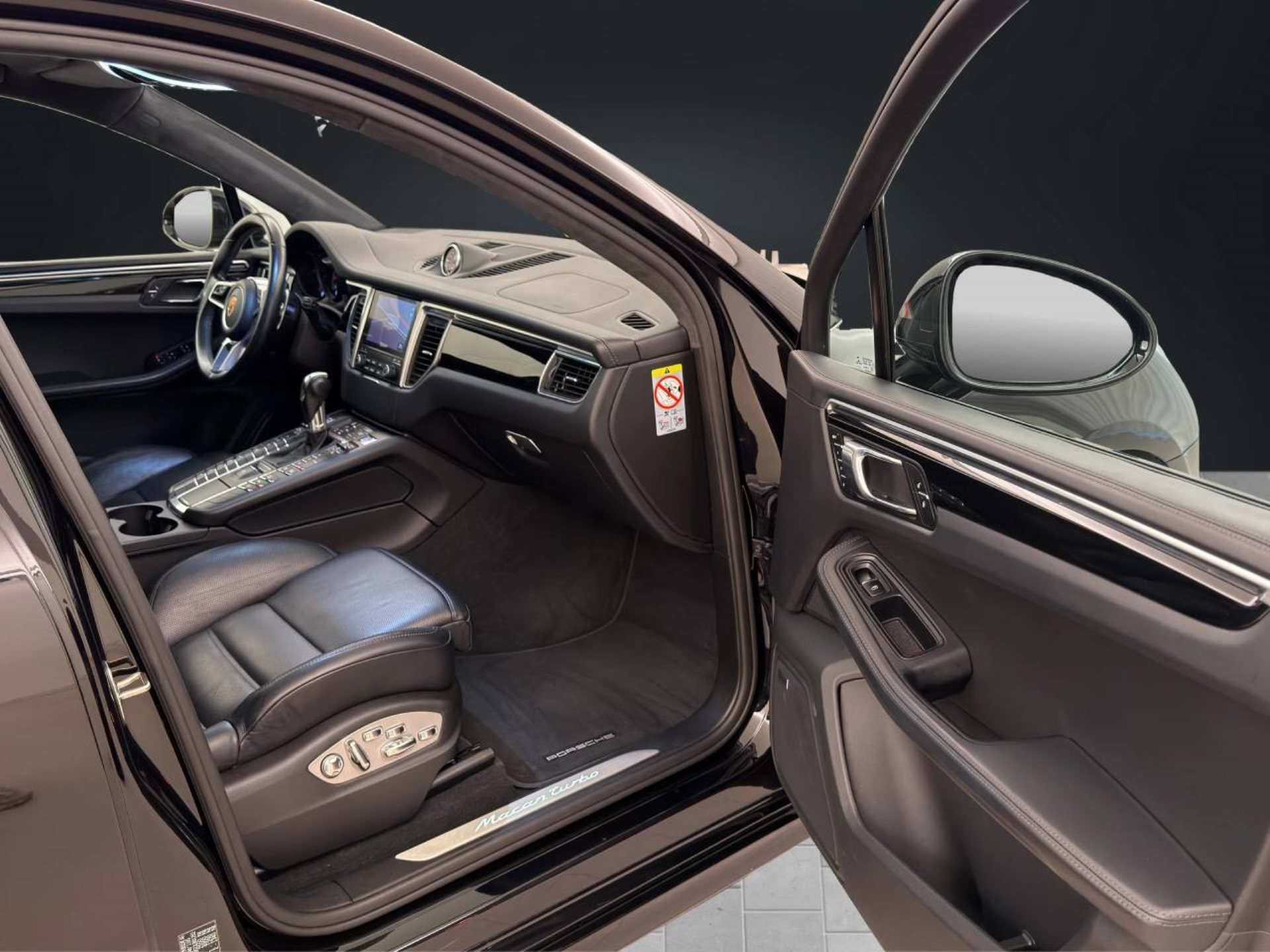 PORSCHE Macan Turbo-image-17