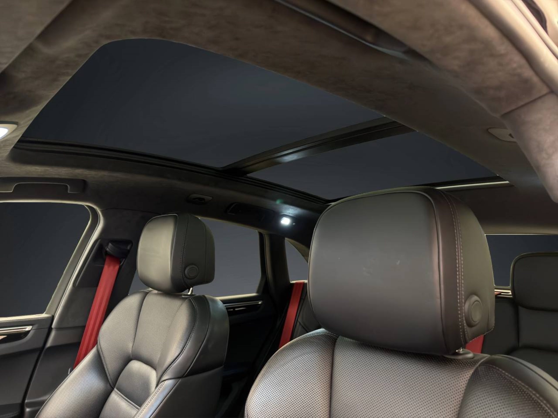 PORSCHE Macan Turbo-image-13