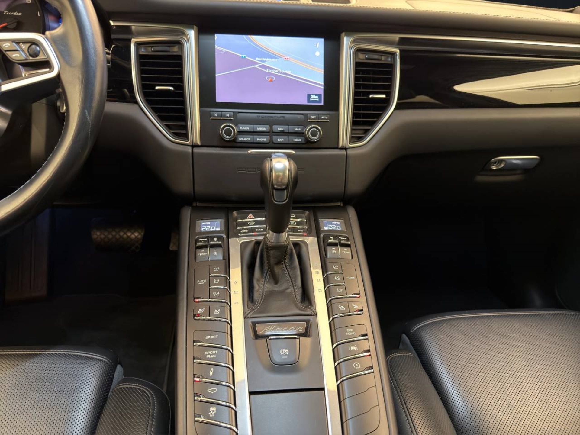 PORSCHE Macan Turbo-image-15