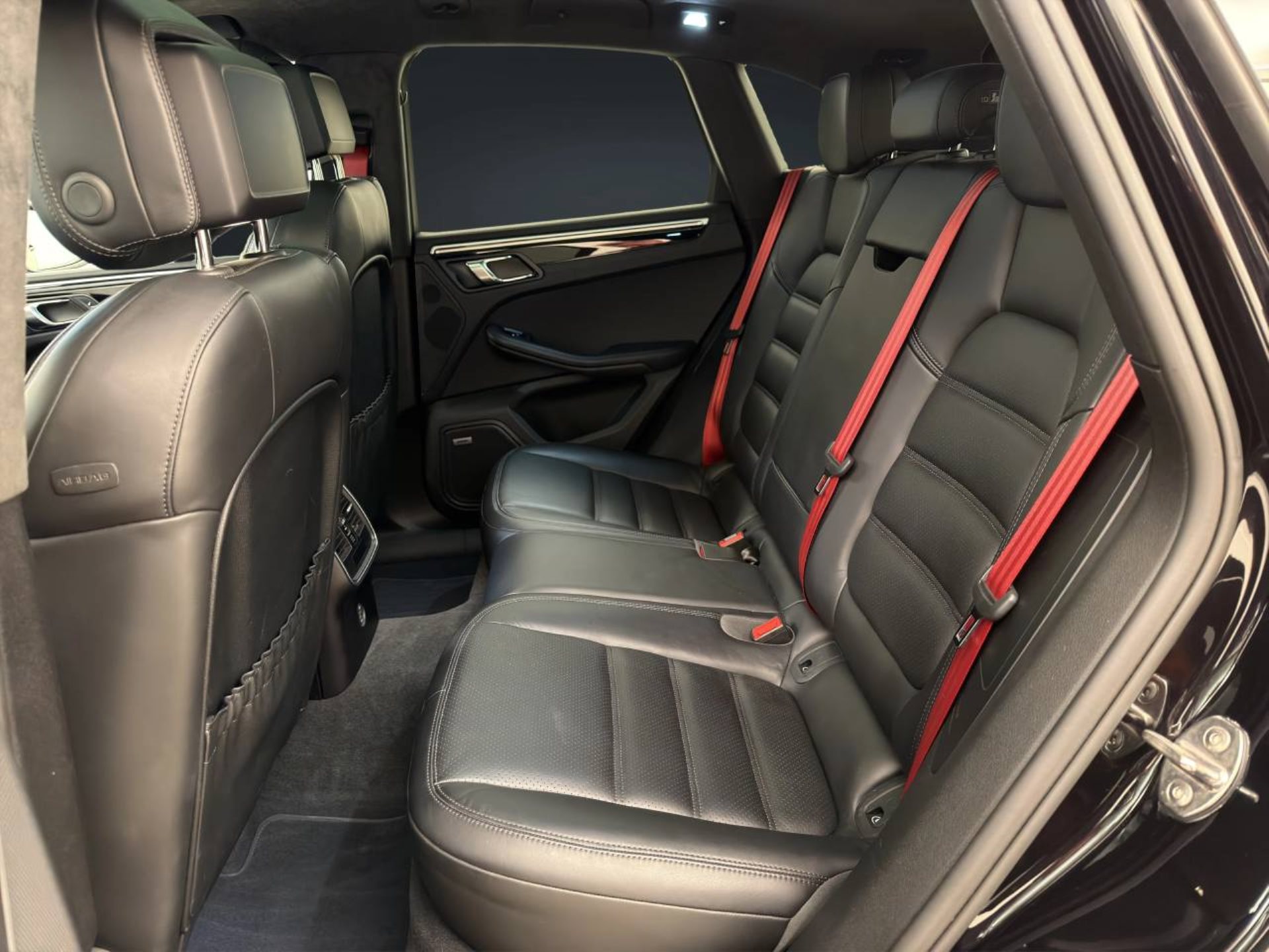 PORSCHE Macan Turbo-image-14