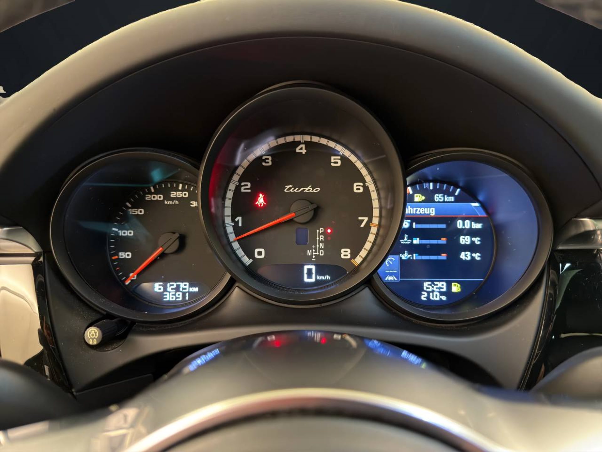 PORSCHE Macan Turbo-image-22