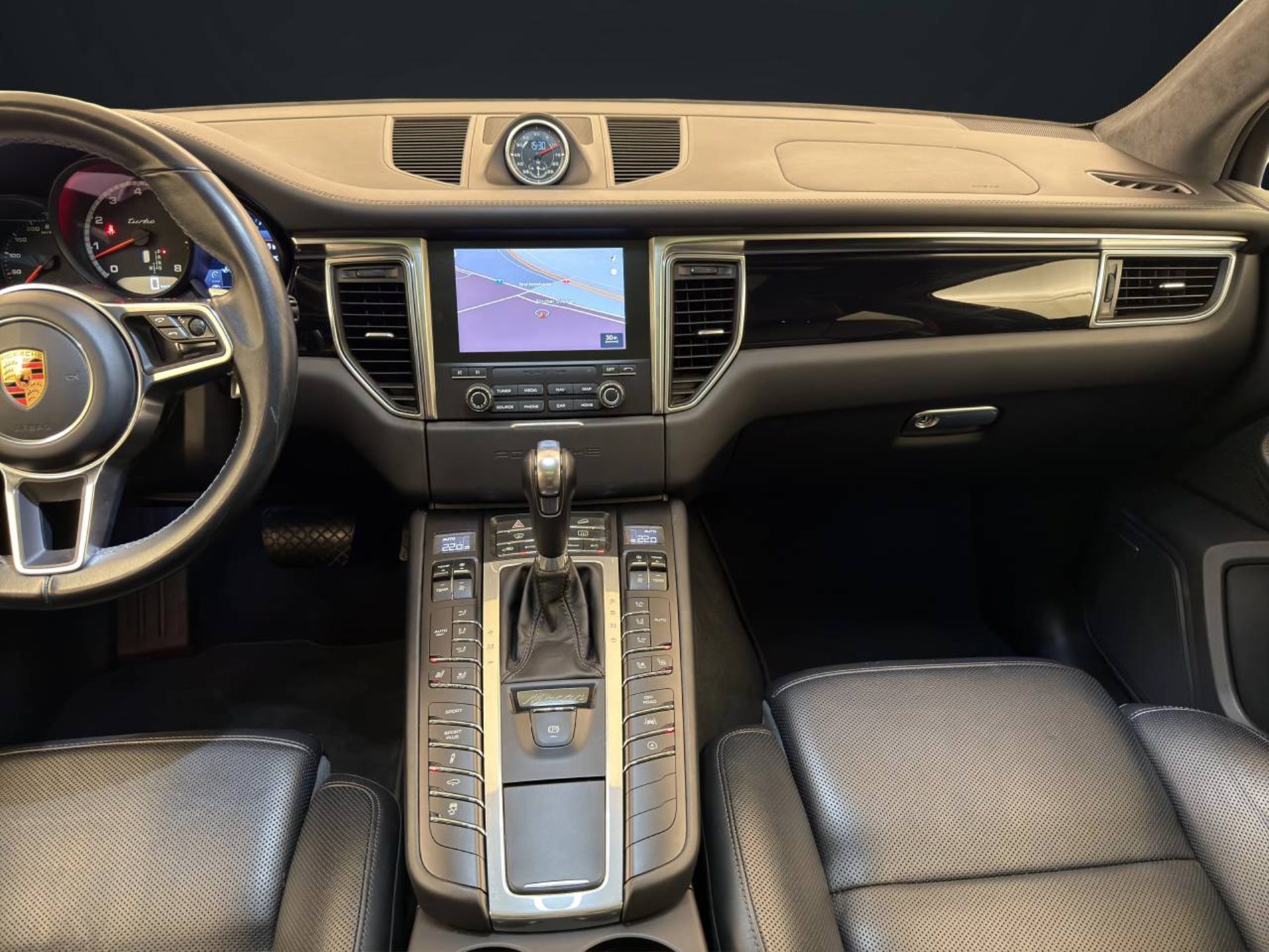 PORSCHE Macan Turbo-image-16