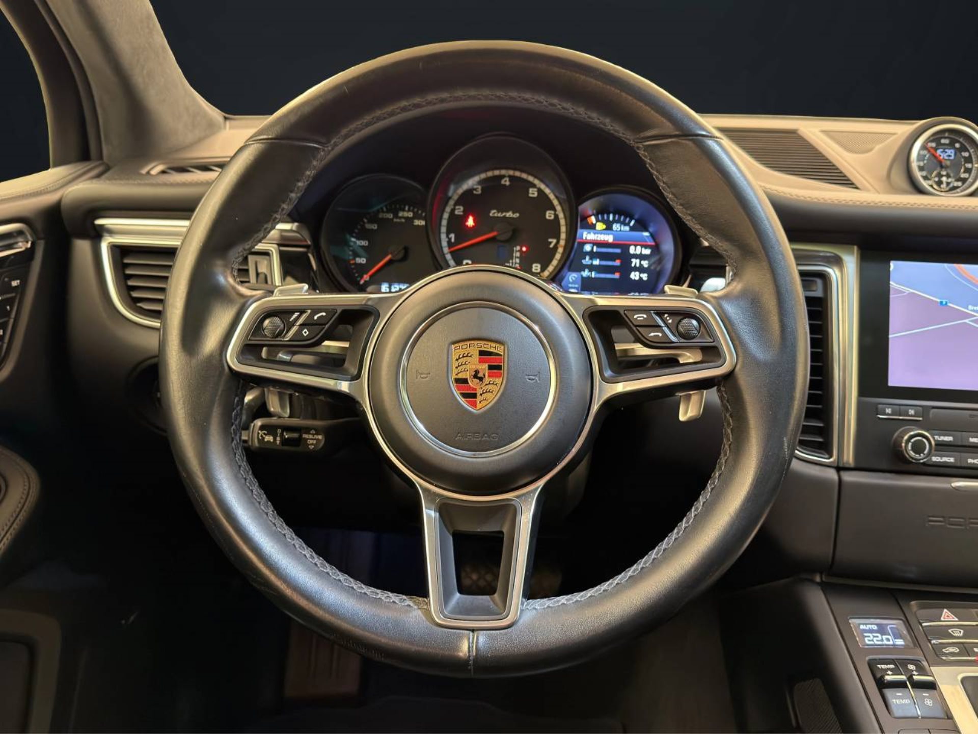 PORSCHE Macan Turbo-image-12